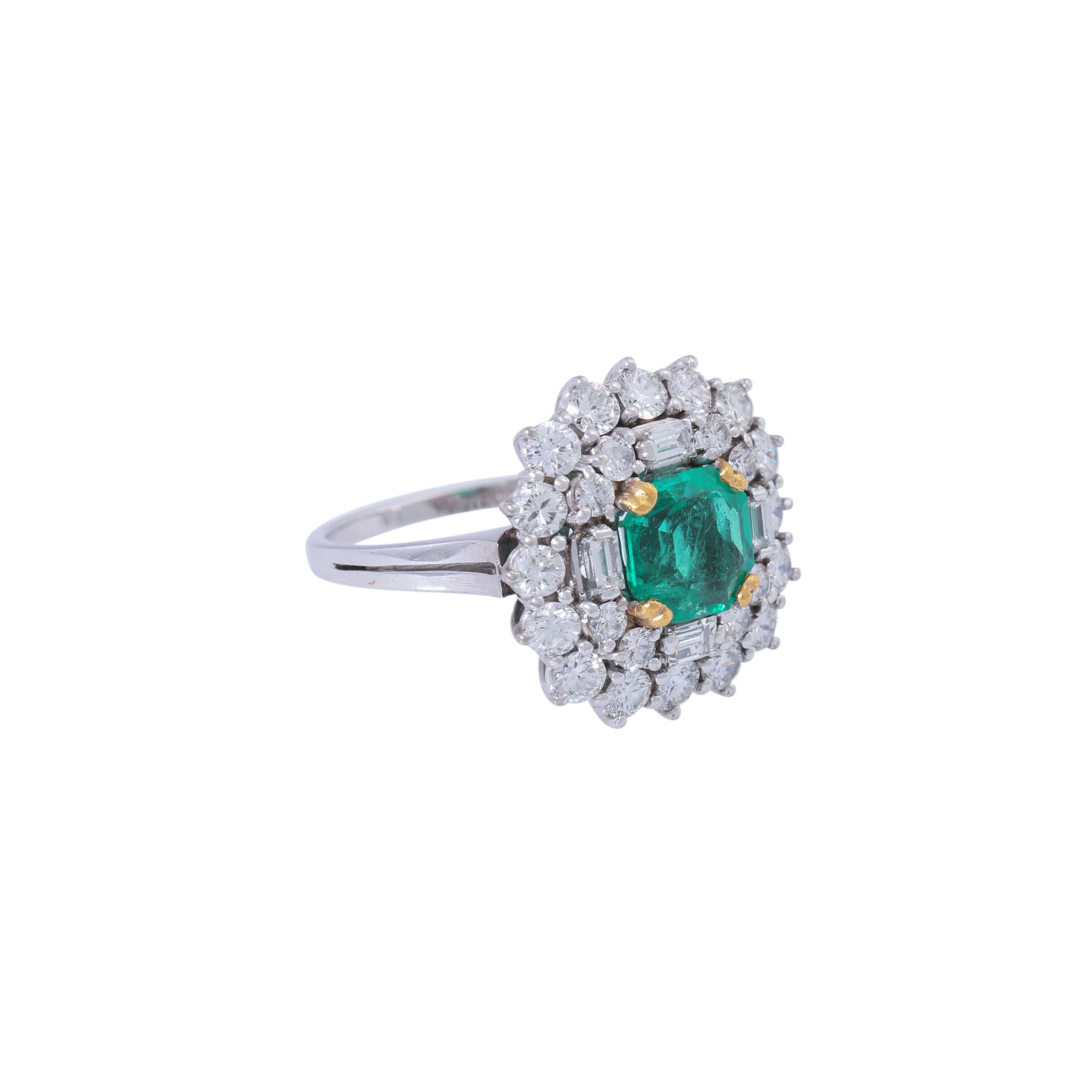 Ring mit oktogonalem Smaragd ca. 1 ct und Diamanten zus. ca. 1,45 ct,