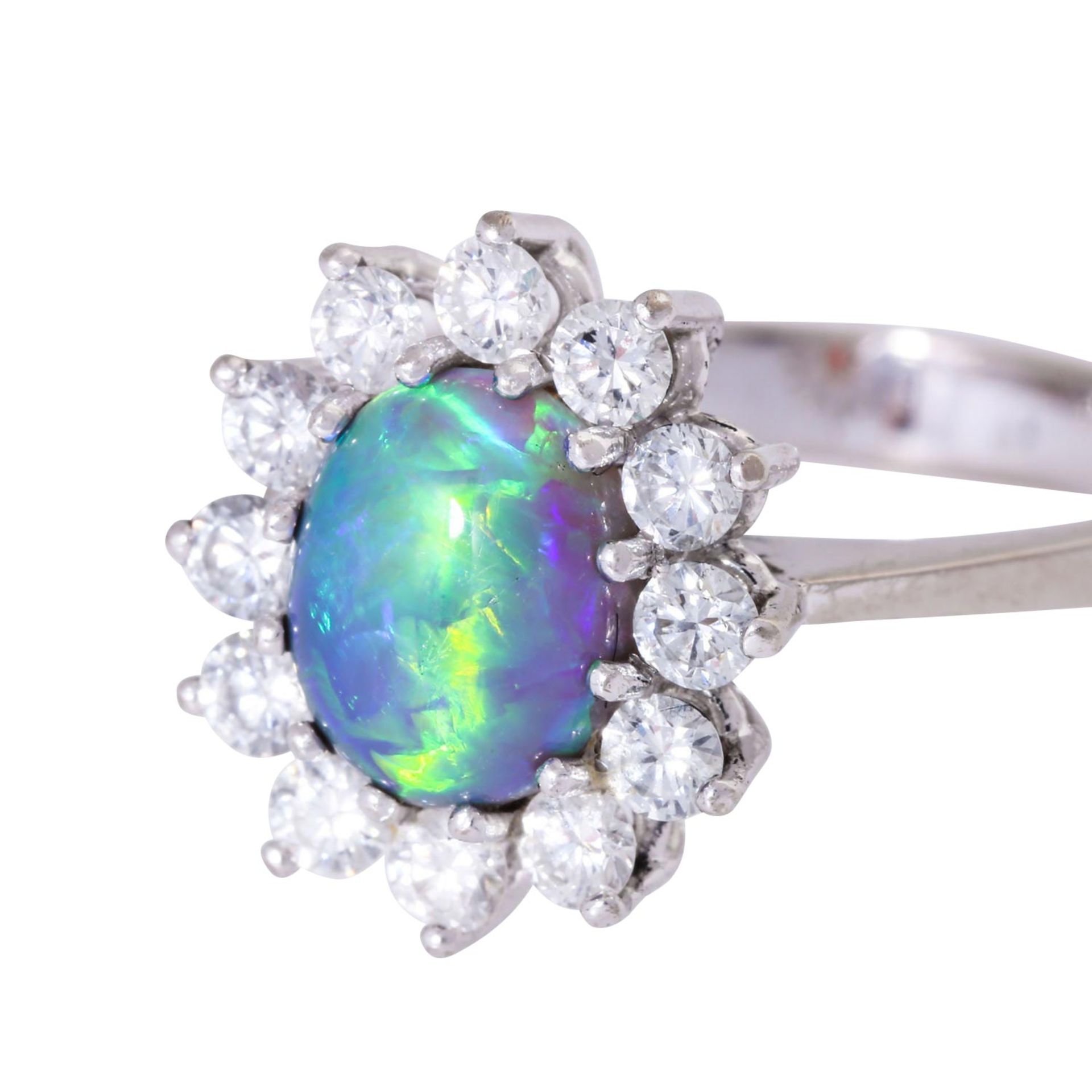 Ring mit schönem Opal entouriert von 12 Brillanten zus. ca. 0,63 ct, - Bild 5 aus 5