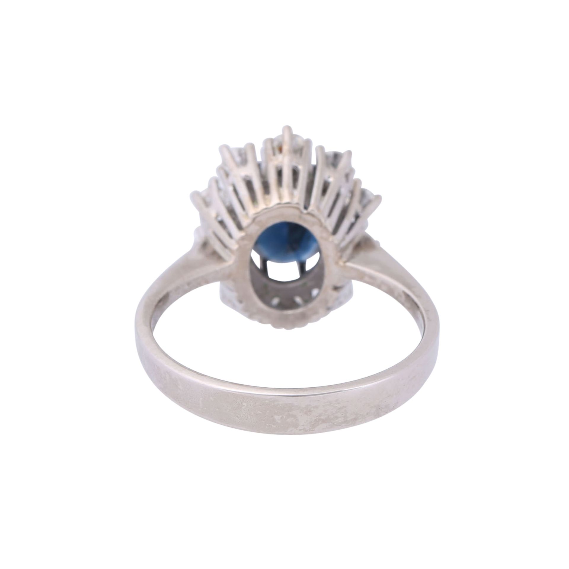 Ring mit ovalem Saphir entouriert von 10 Brillanten zus. ca. 0,5 ct, - Bild 3 aus 3