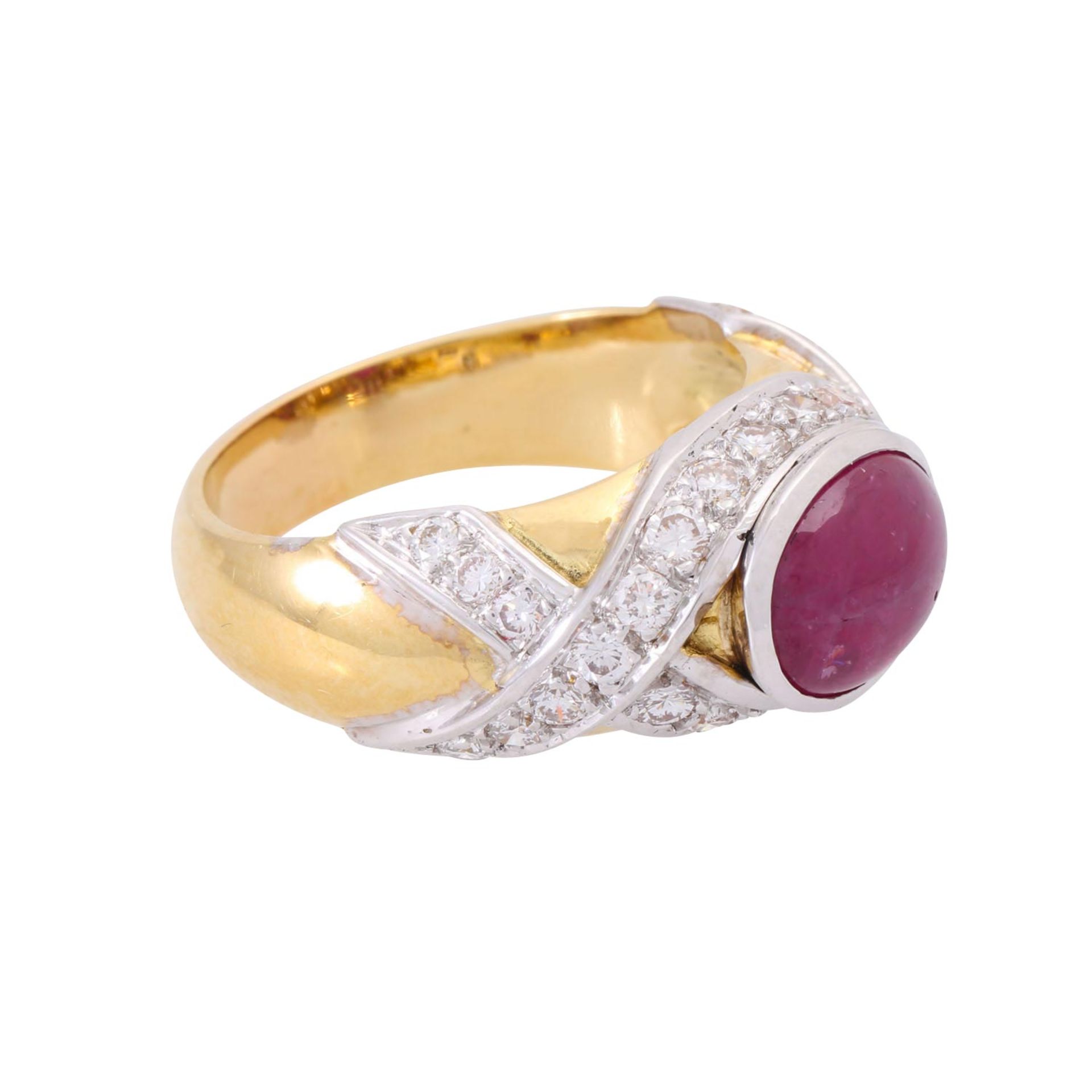 Ring mit ovalem Rubincabochon ca. 3,5 ct und Brillanten zus. ca. 1 ct,