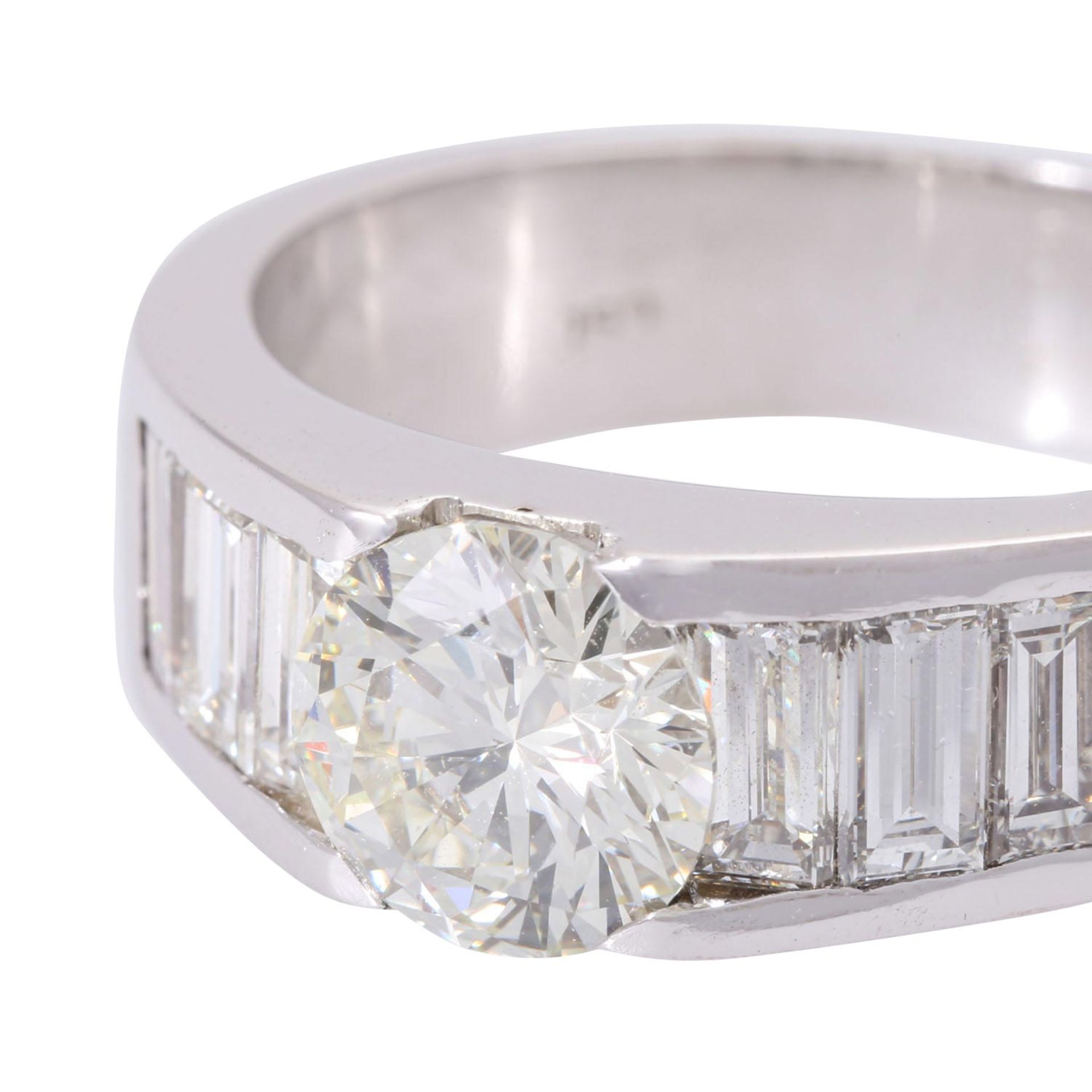 Ring mit Brillant von ca. 1,6 ct und 6 Diamantbaguettes, zus. ca. 1 ct, - Image 4 of 4