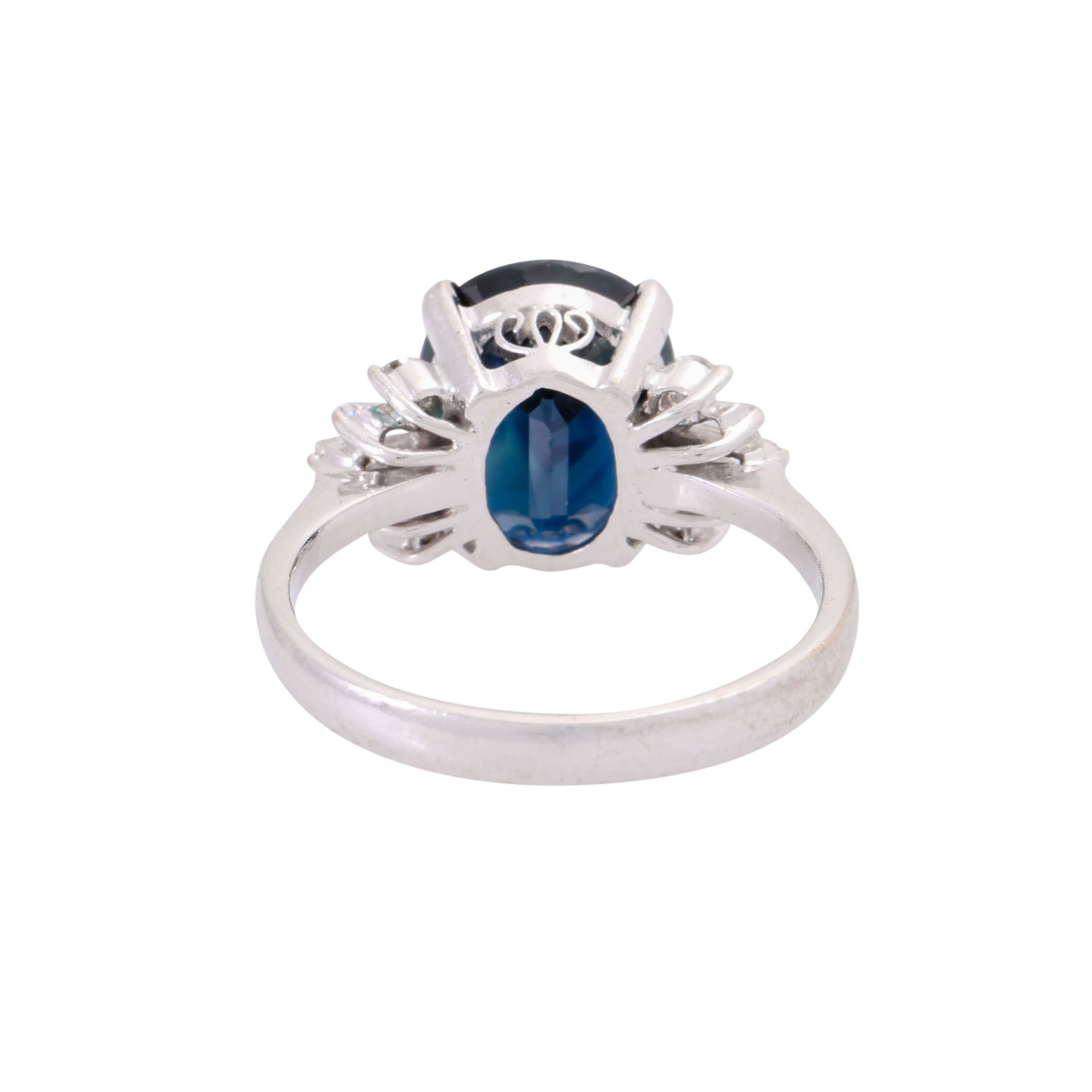 Ring mit oval facettiertem Saphir ca. 4,5 ct und Diamanten zus. ca. 0,25 ct, - Bild 3 aus 3
