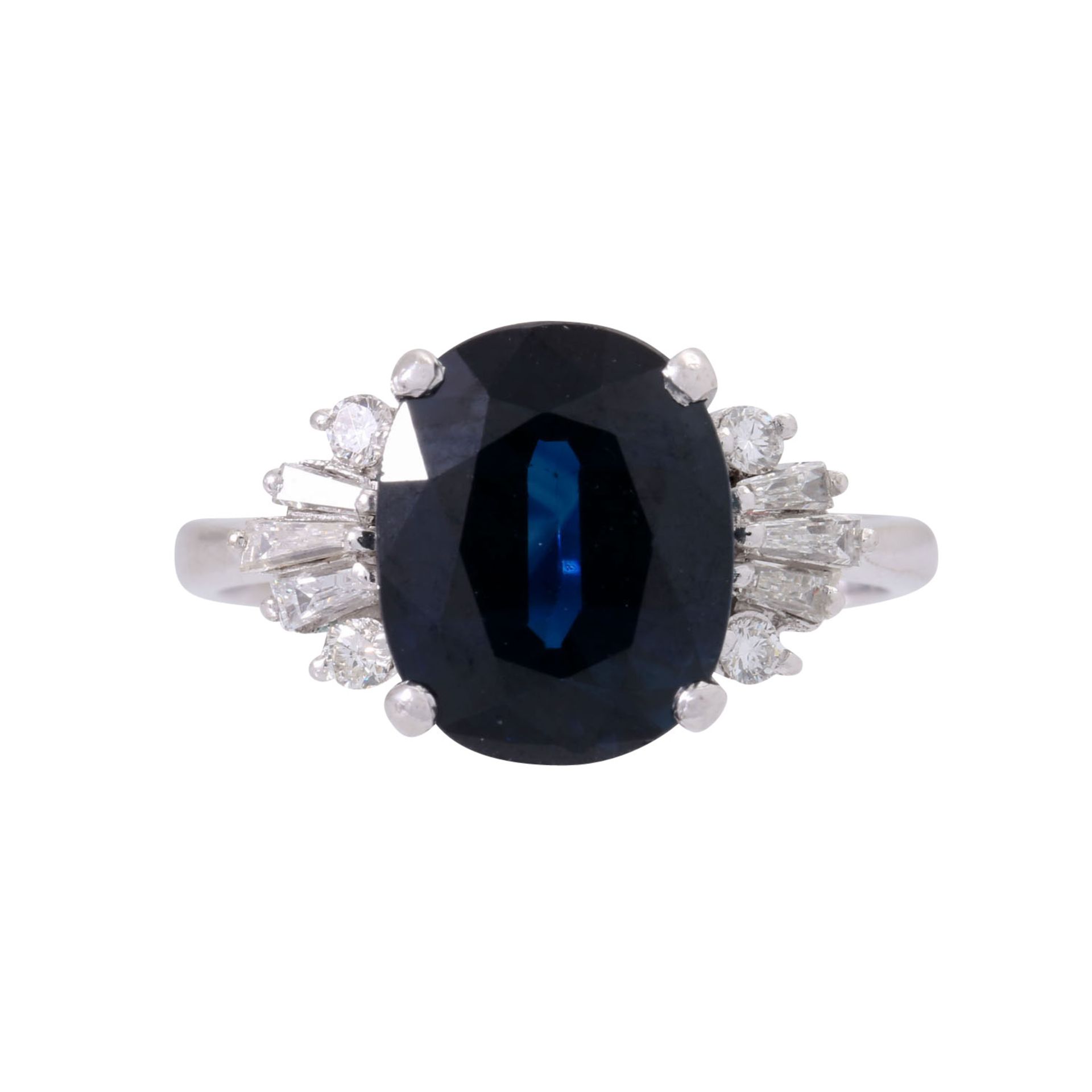 Ring mit oval facettiertem Saphir ca. 4,5 ct und Diamanten zus. ca. 0,25 ct, - Bild 2 aus 3