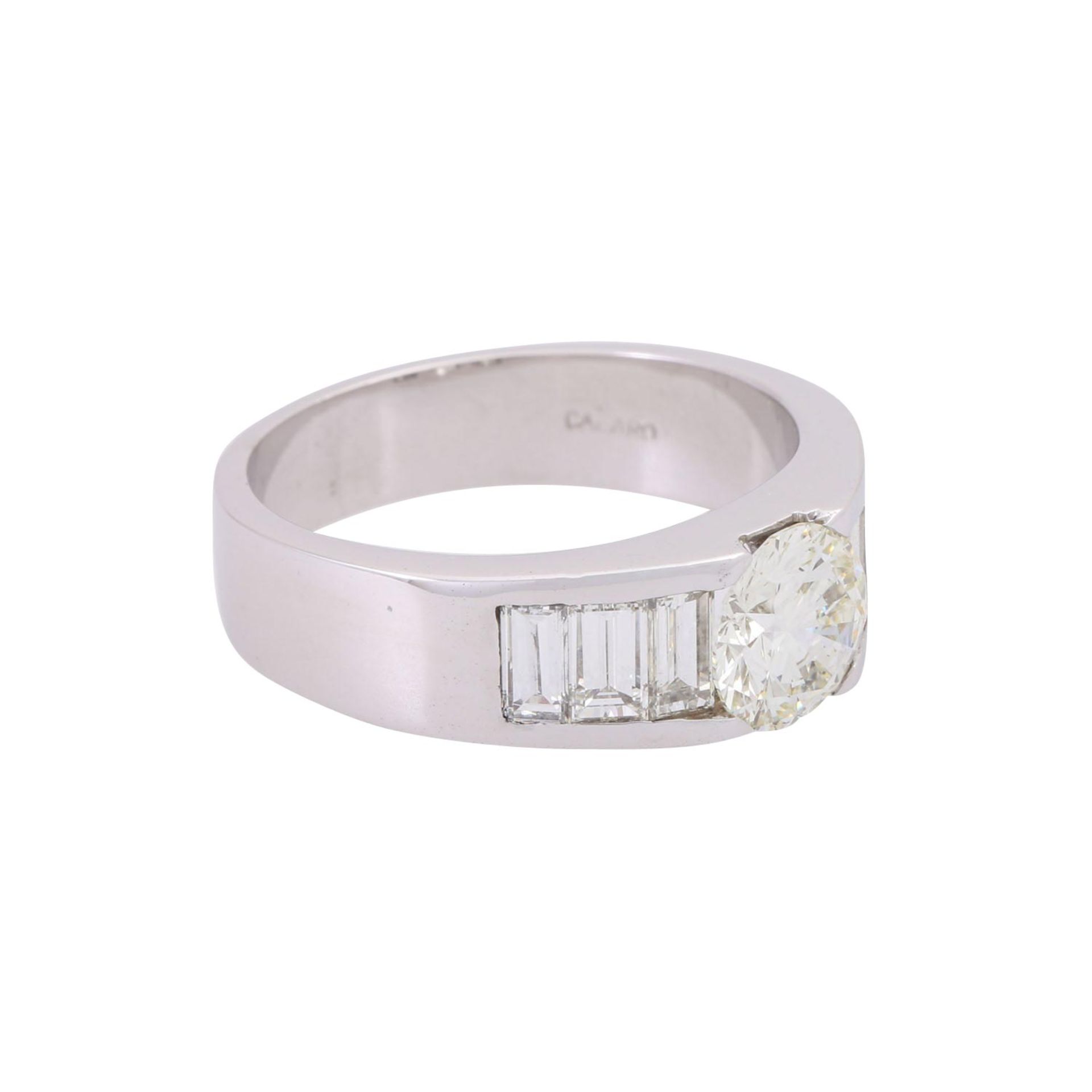 Ring mit Brillant von ca. 1,6 ct und 6 Diamantbaguettes, zus. ca. 1 ct,