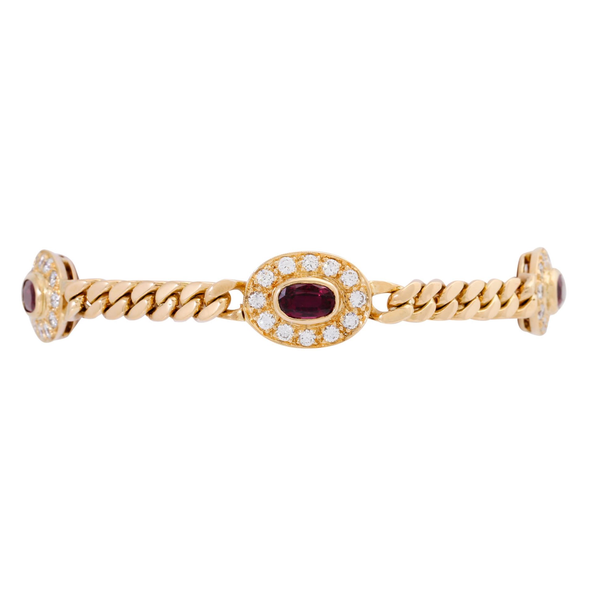 Armband mit 3 ovalen Rubinen entouriert von Brillanten zus. ca. 1,8 ct,