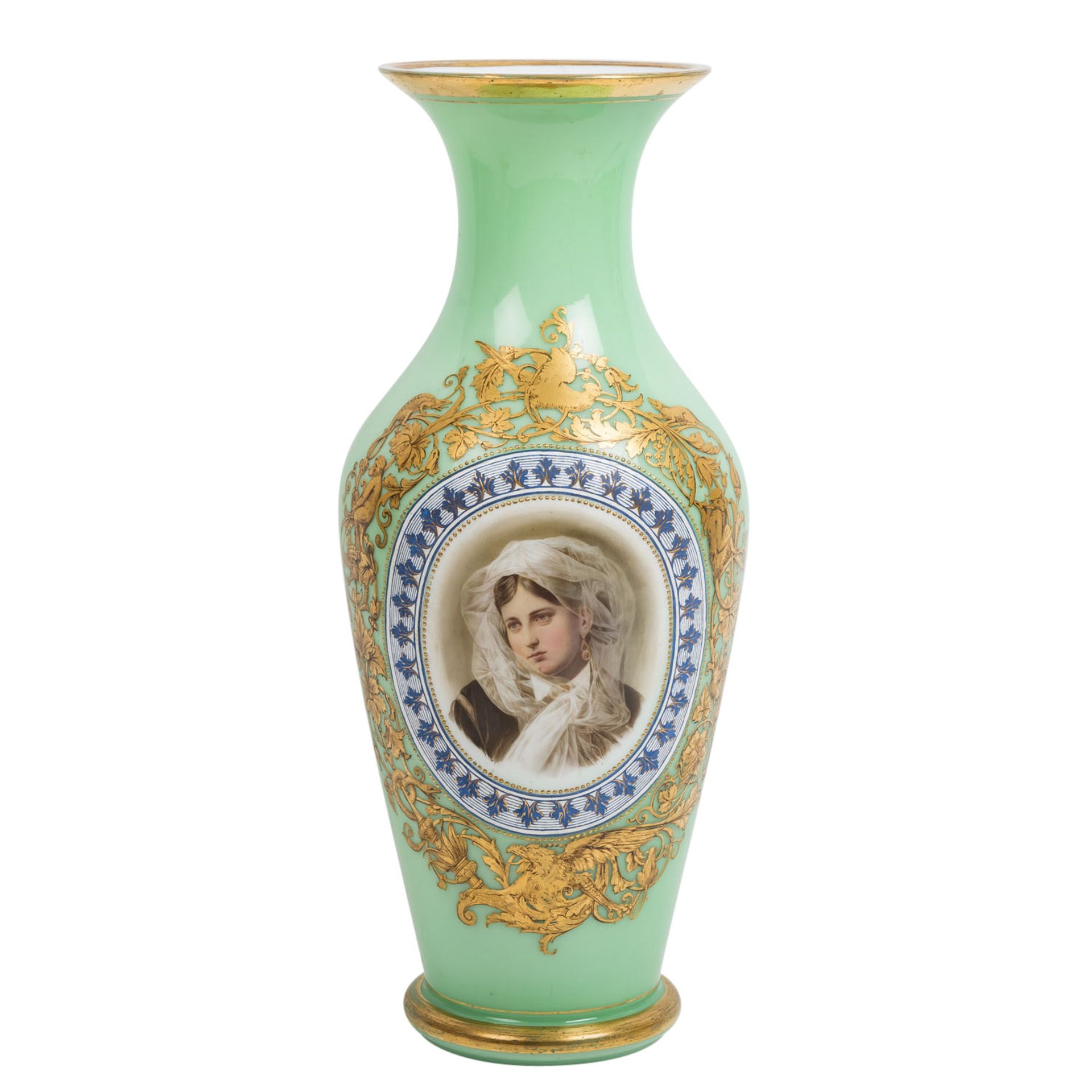 GROßE OPALGLASVASEVASE MIT PORTRAITMALEREI,