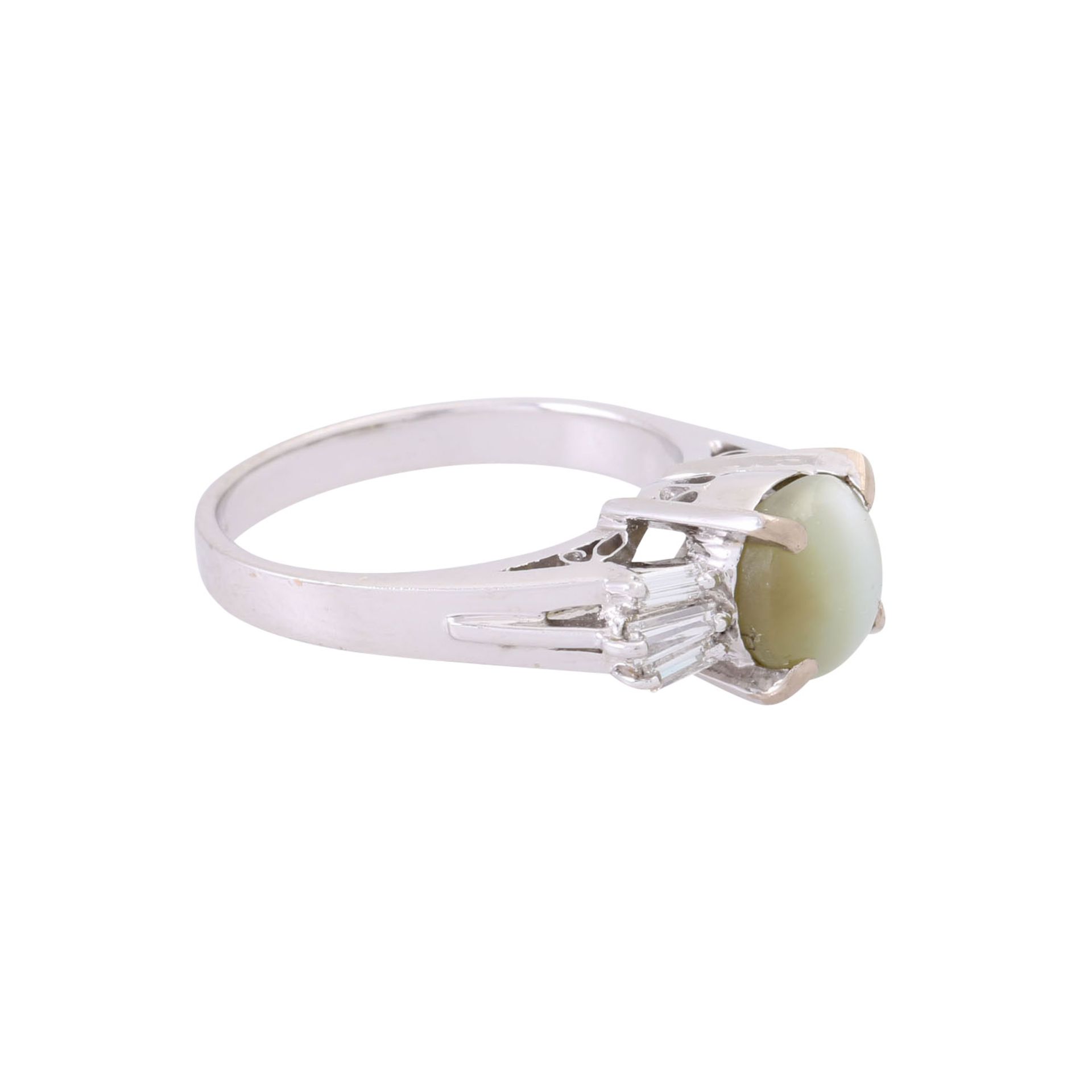 Ring mit Chrysoberyllkatzenauge flankiert von 6 Diamanttrapezen zus. ca. 0,5 ct,