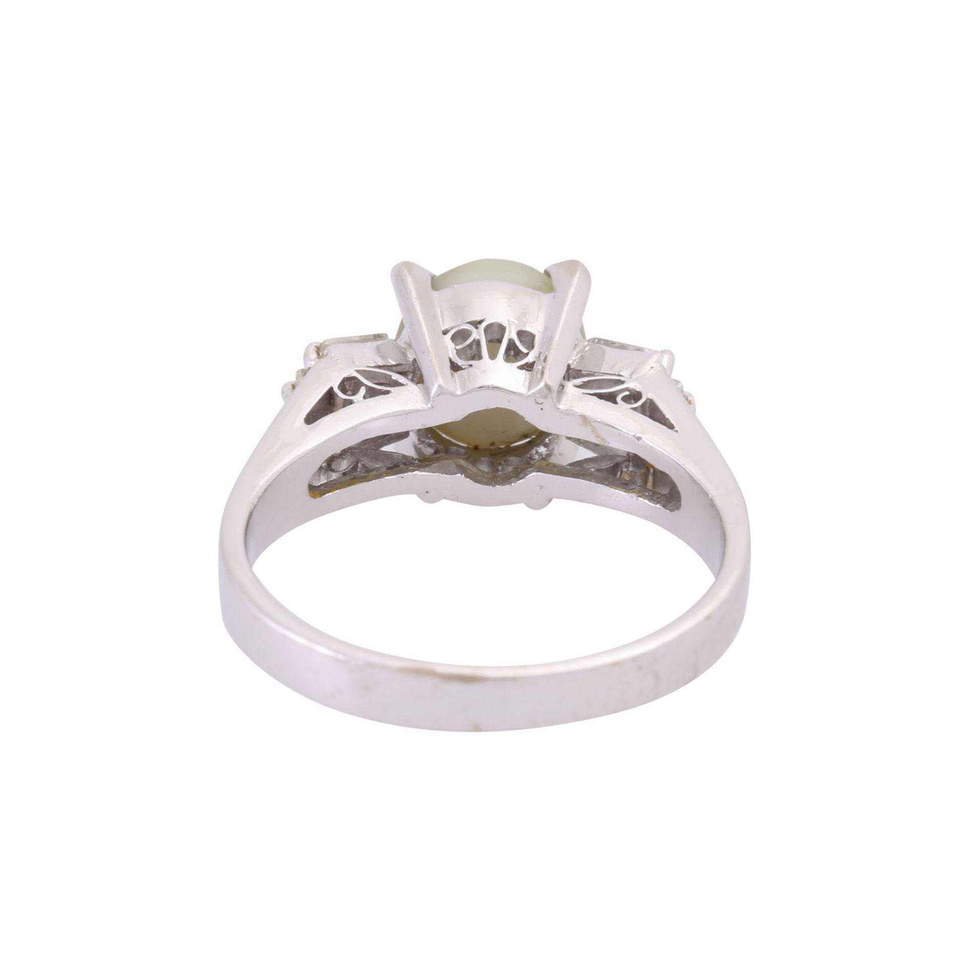 Ring mit Chrysoberyllkatzenauge flankiert von 6 Diamanttrapezen zus. ca. 0,5 ct, - Image 3 of 3