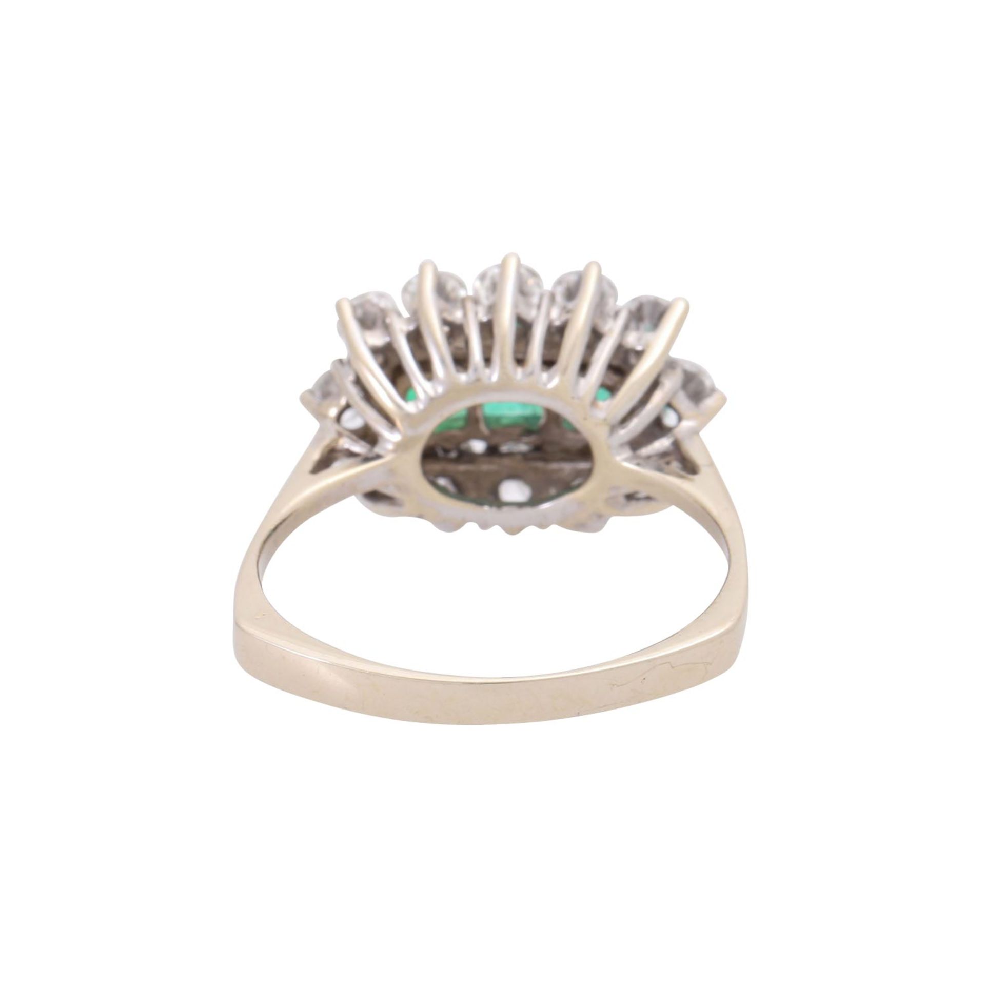 Ring mit 3 Smaragdcarrées umgeben von 12 Diamanten, zus. ca. 1 ct, - Bild 3 aus 4
