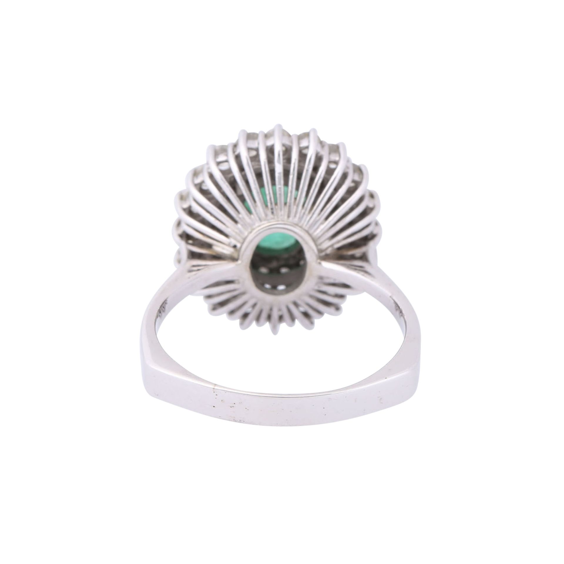 Ring mit ovalem Smaragd, 2-reihig entouriert von Diamanten, - Bild 3 aus 3