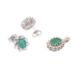 Schmuckset mit Smaragden entouriert von Brillanten zus. ca. 0,44 ct,