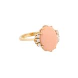 Ring mit feiner Koralle flankiert von 6 Brillanten zus. ca. 0,18 ct,