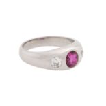 Ring mit Rubin ca. 0,96 ct und 2 Altschliffdiamanten zus. ca. 0,5 ct,