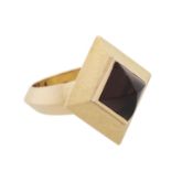 Ring mit Granat-Cabochon-Pyramide von schöner Farbe,