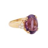 Ring mit Amethyst von ca. 12,7 ct und Brillanten zus. ca. 0,4 ct,