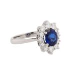 Ring mit Saphir ca. 1,8 ct entouriert von Brillanten zus. ca. 0,75 ct,