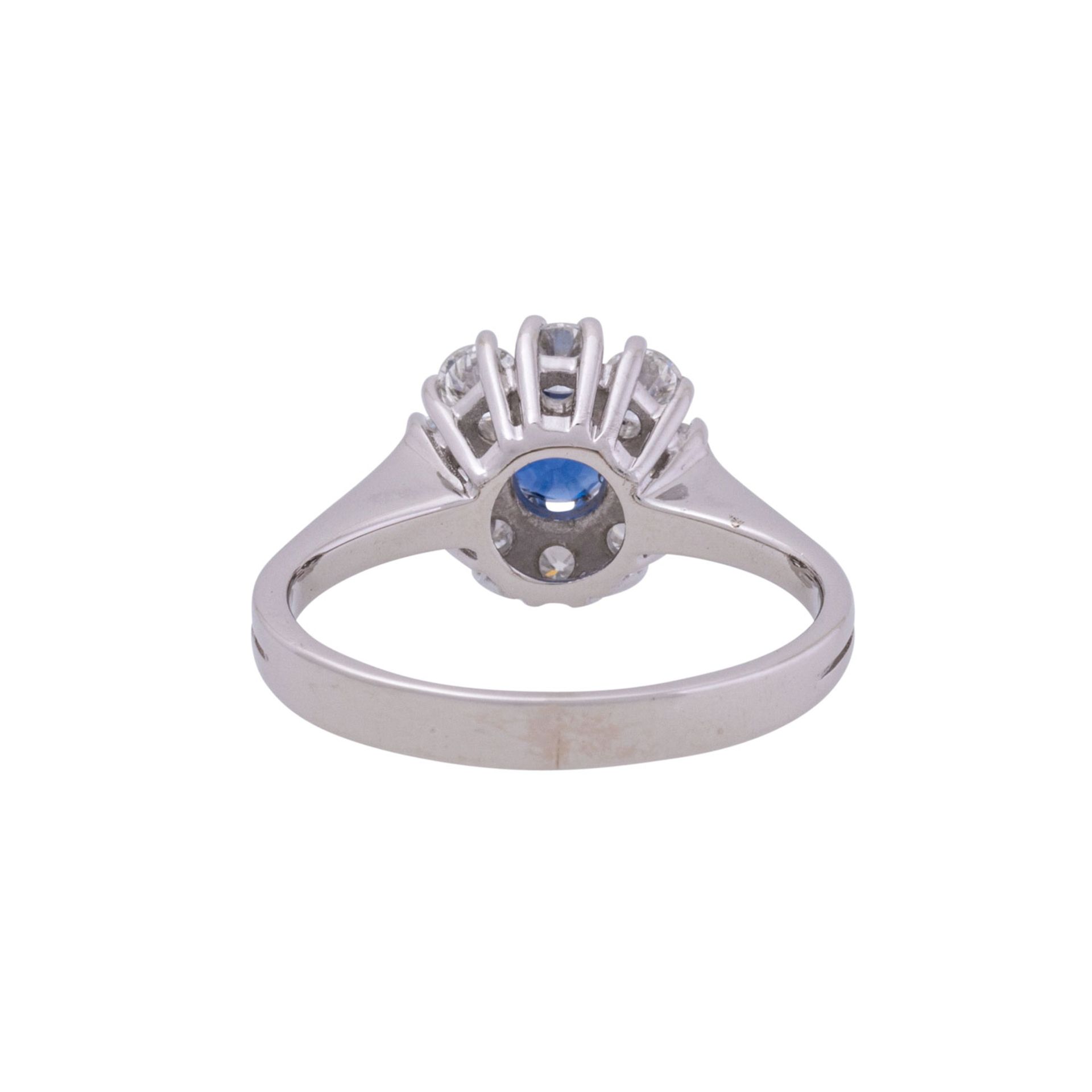 Ring mit rundem Saphir entouriert von Brillanten zus. ca. 0,66 ct, - Image 3 of 4