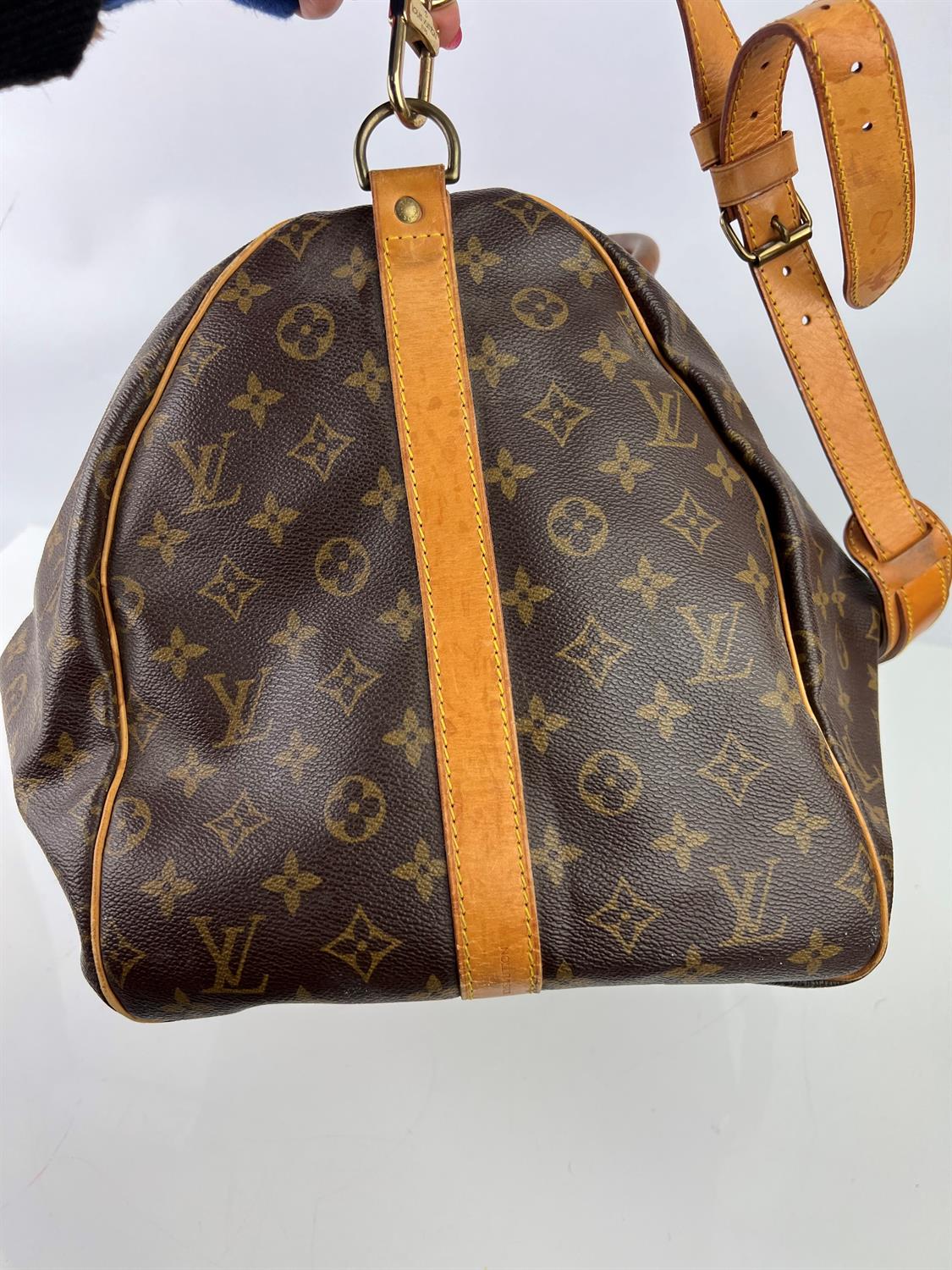 LOUIS VUITTON Monogram Keepall Bandouliere 60 Boston Travel bag with long strap and luggage tag. - Image 4 of 6
