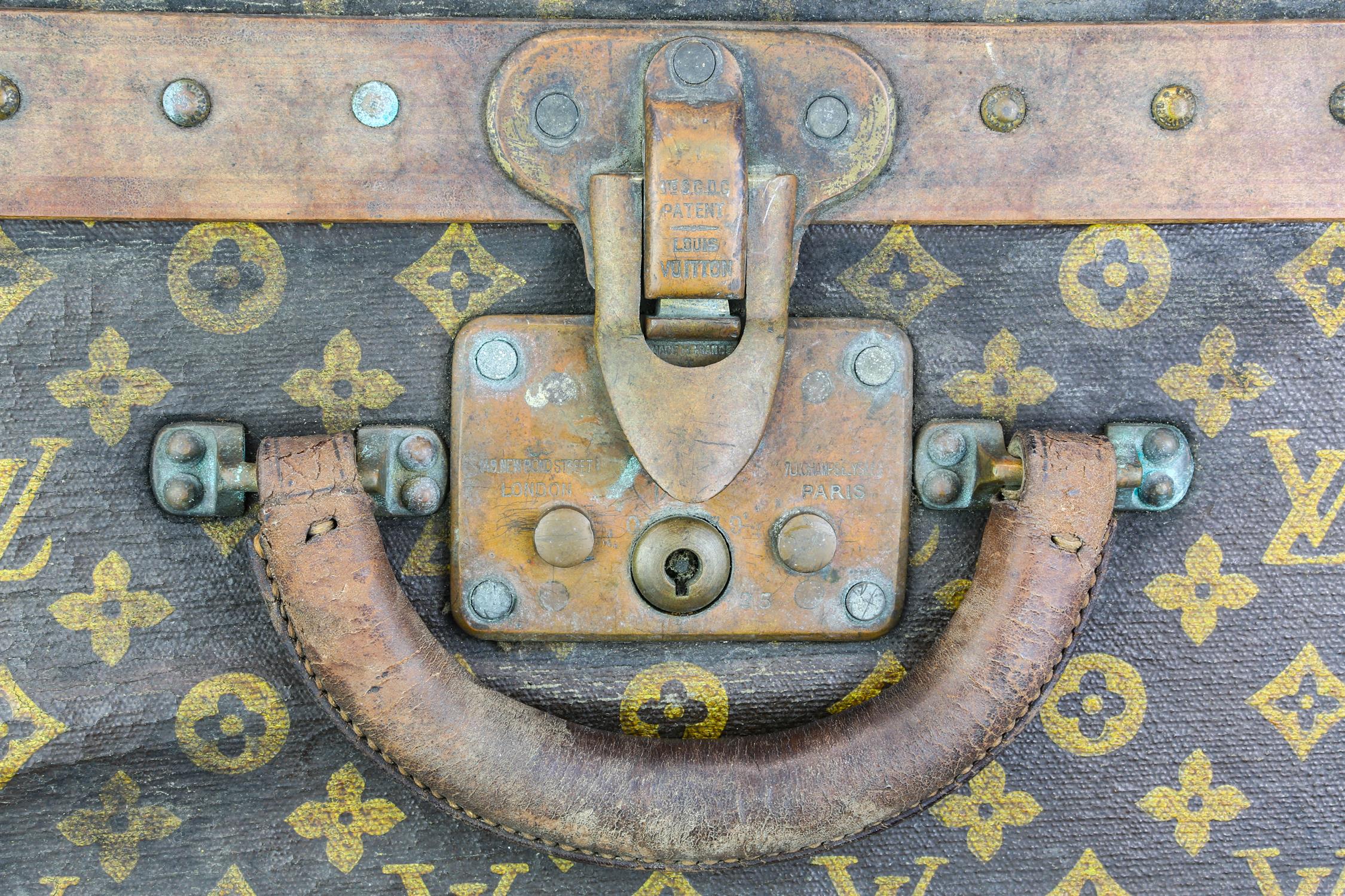 Vintage LOUIS VUITTON Alzer 65 hard-shell suitcase/trunk with signature stencilled monogram canvas - Image 8 of 9