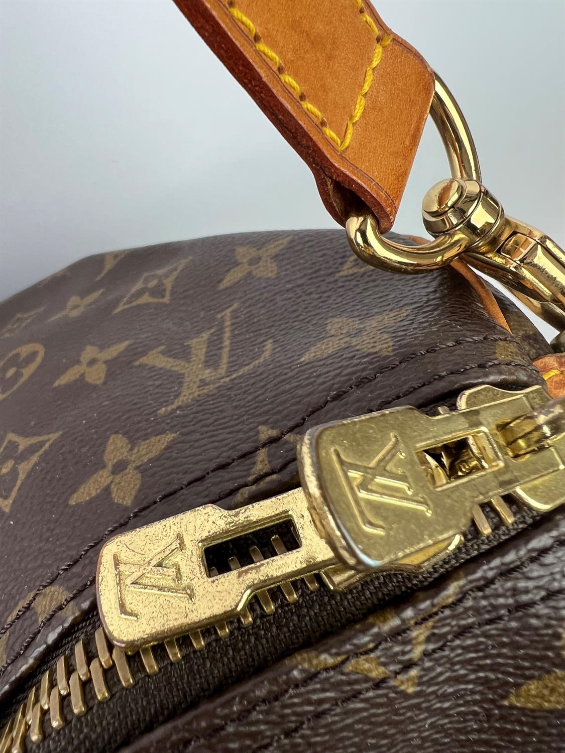 LOUIS VUITTON Monogram Keepall Bandouliere 60 Boston Travel bag with long strap and luggage tag. - Image 3 of 6