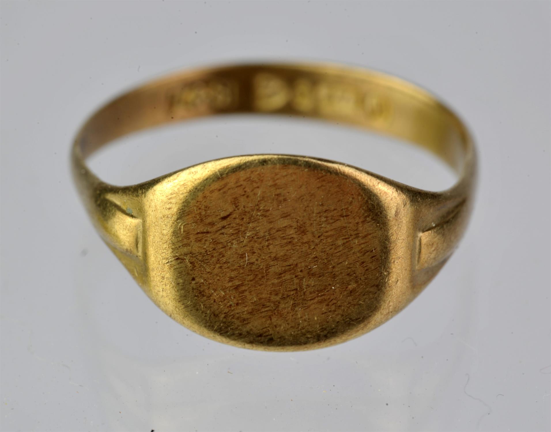 Gold signet ring, hallmarked 9ct, Chester, 1938, size O½, 2.35 grams, - Image 5 of 5