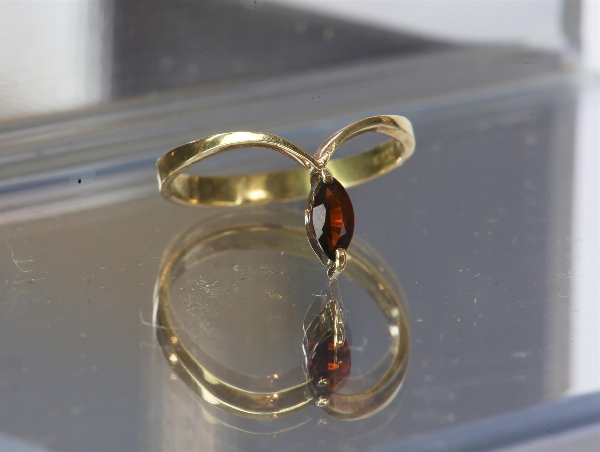 Single stone garnet ring, in a wishbone design, in 9ct gold, ring size L,1.3 grams