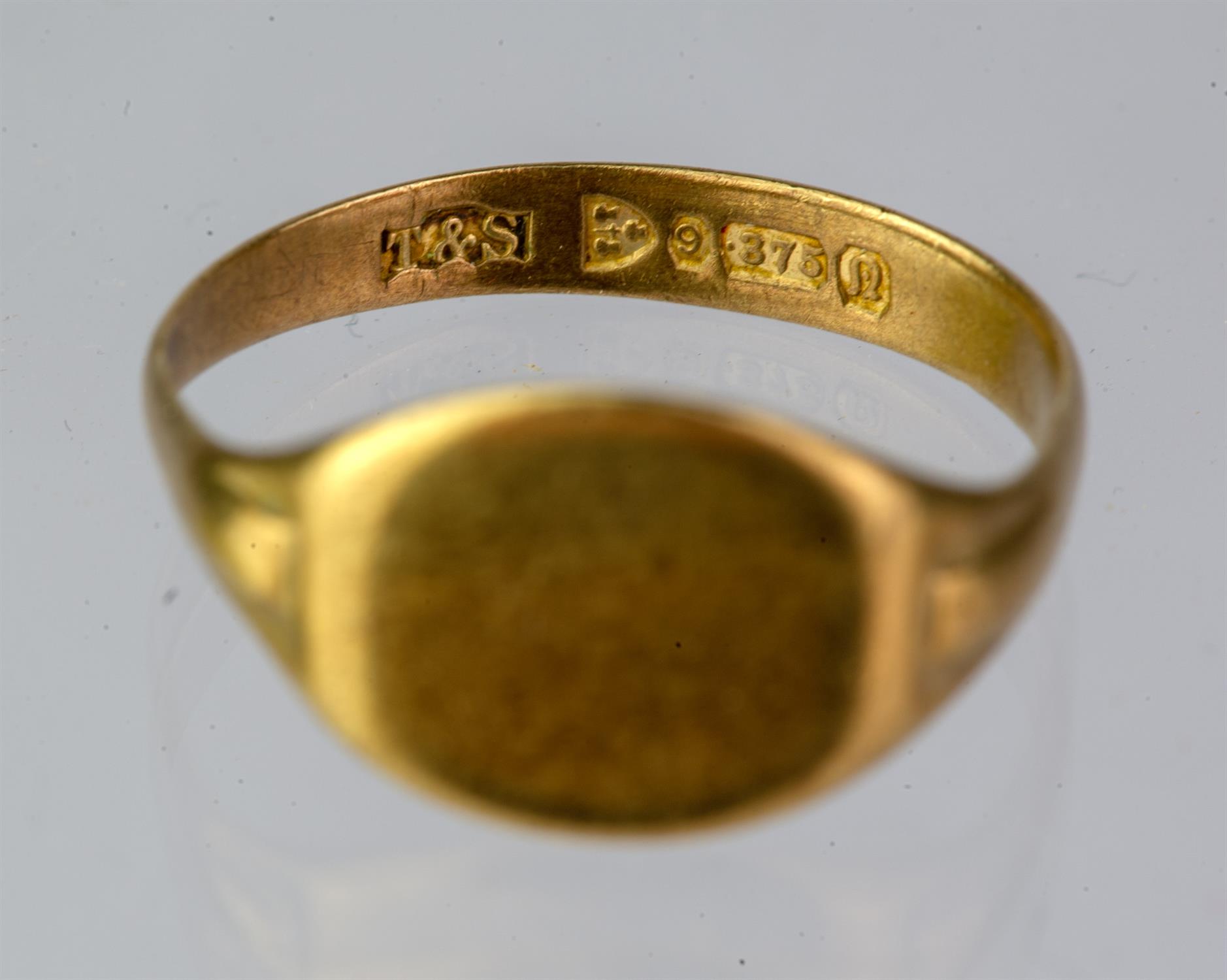 Gold signet ring, hallmarked 9ct, Chester, 1938, size O½, 2.35 grams, - Image 3 of 5