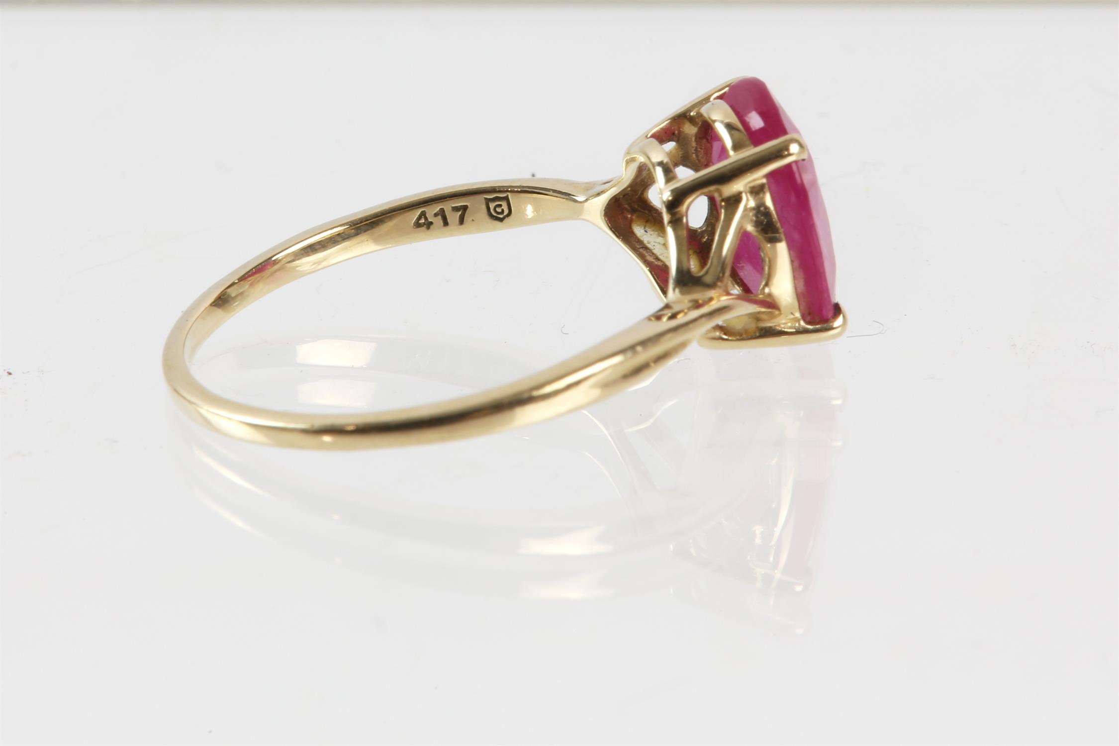 Single stone ruby ring set in stamped 10ct, ring size P½, 2.08 grams - Image 2 of 3