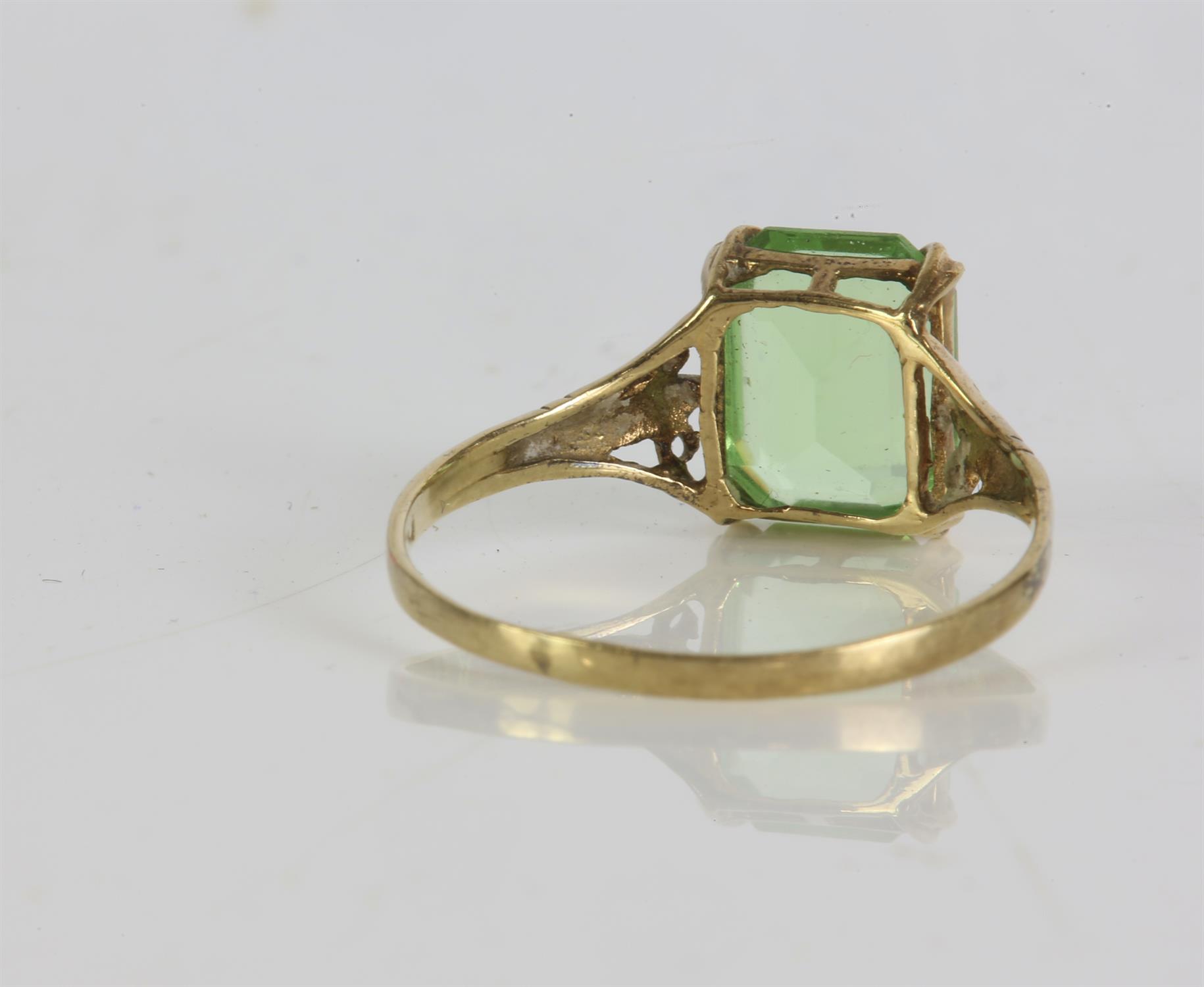 9ct gold ring set with a green natural glass stone, size S½, 1.8 grams - Image 2 of 2