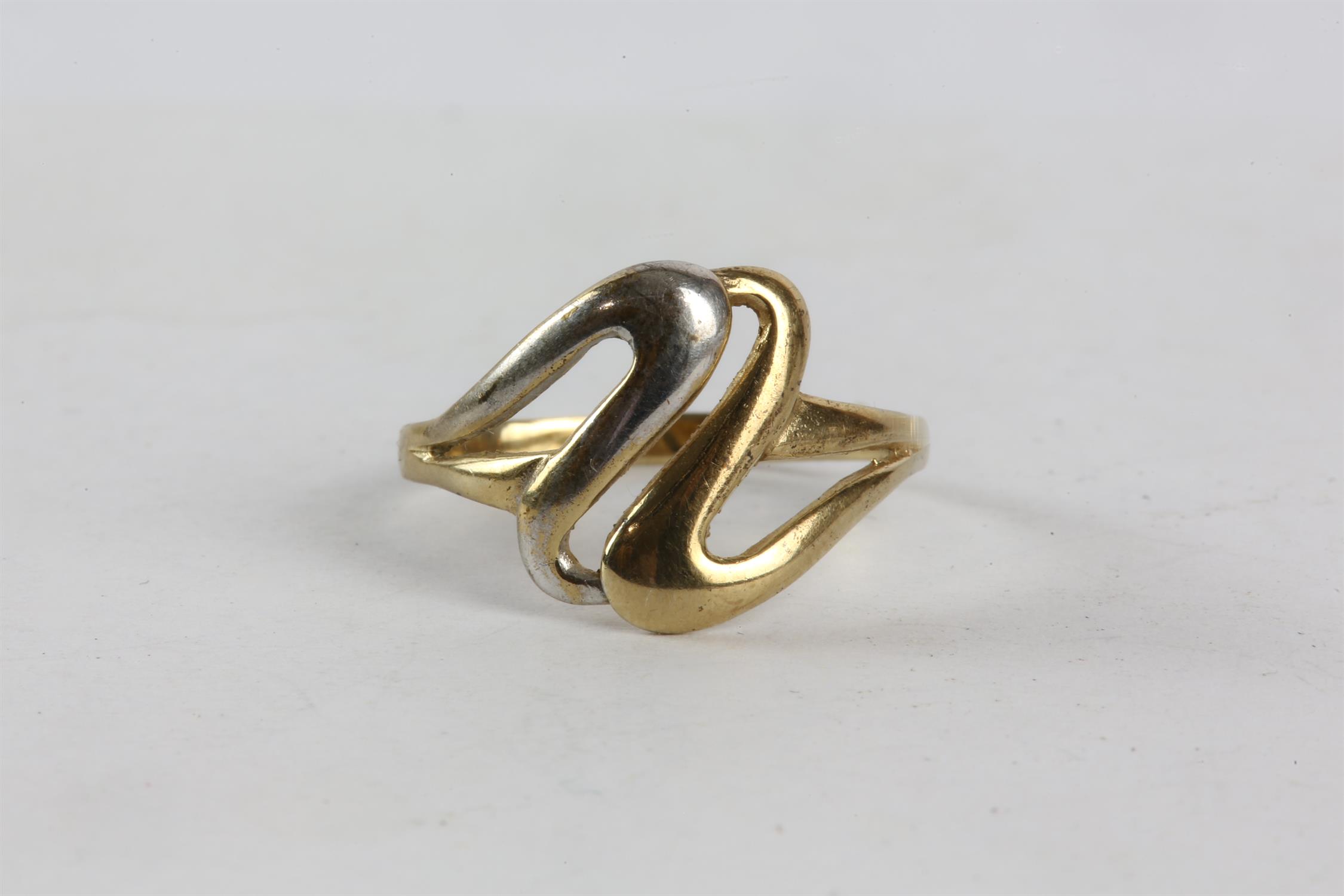 Bicolour gold swirl pattern ring, stamped 9ct, ring size R, 1.8 grams