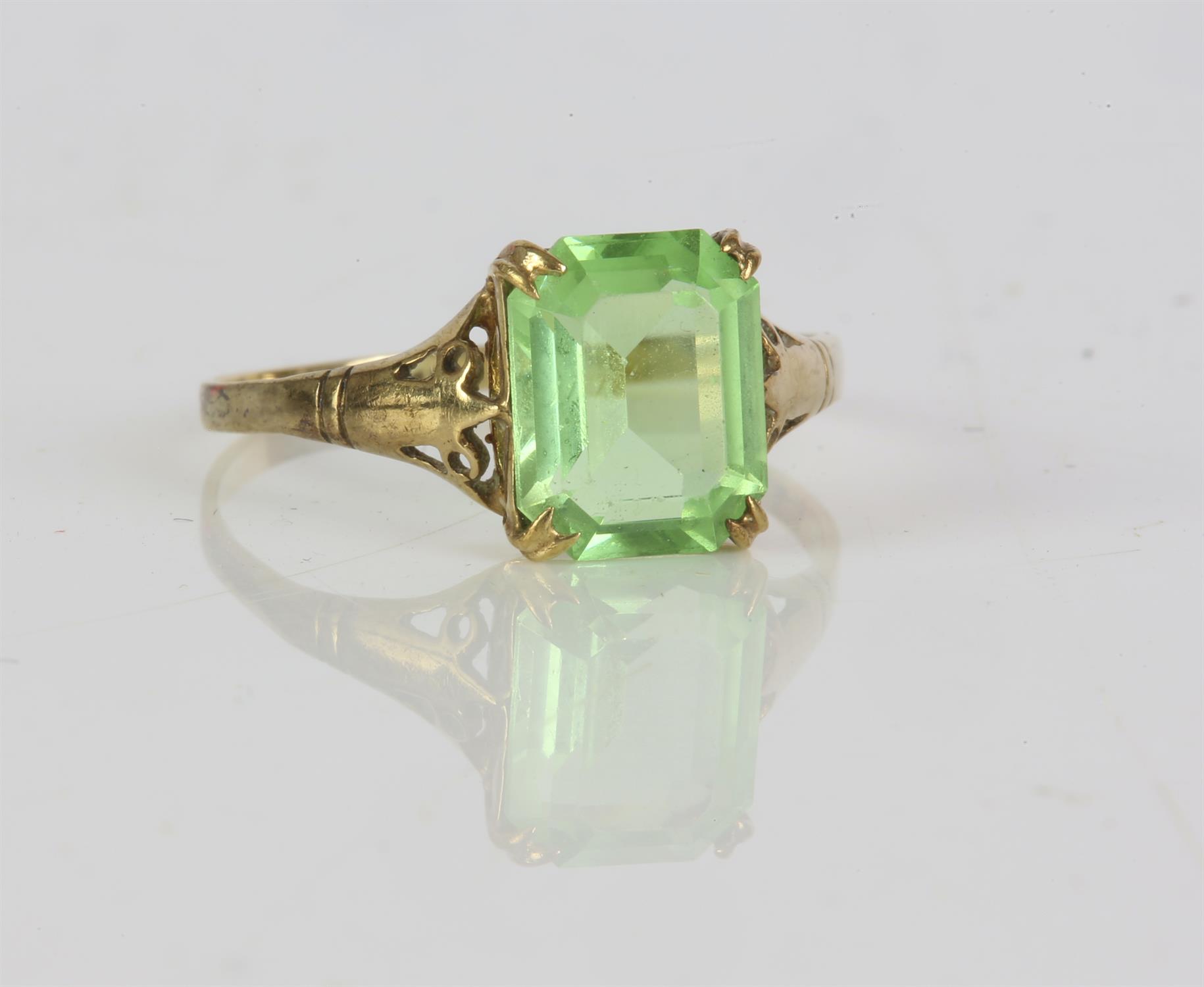 9ct gold ring set with a green natural glass stone, size S½, 1.8 grams