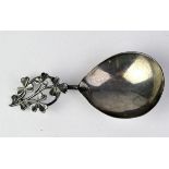 Silver Irish themed caddy spoon where handle is formed of clover leaves, Chester 1903