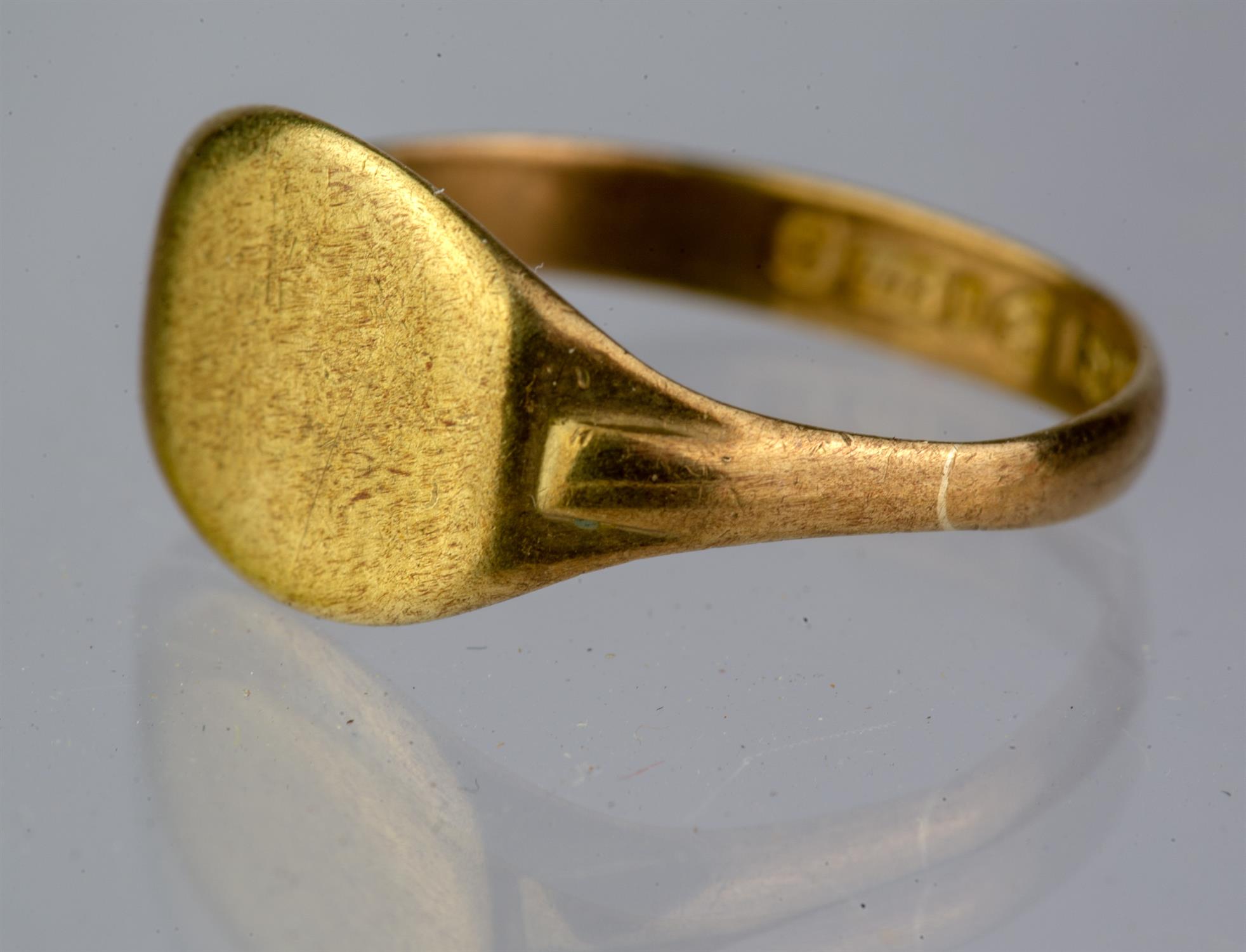 Gold signet ring, hallmarked 9ct, Chester, 1938, size O½, 2.35 grams, - Image 2 of 5