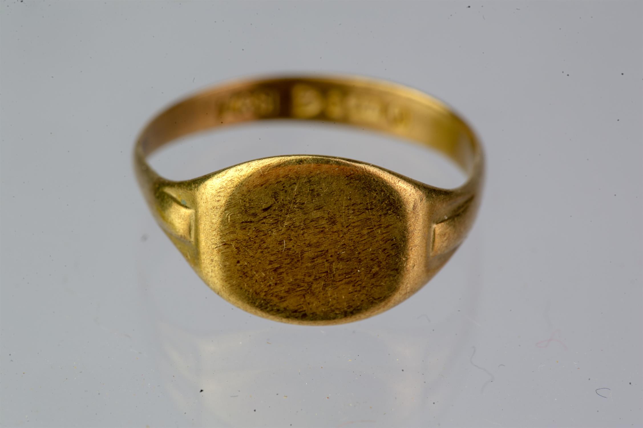 Gold signet ring, hallmarked 9ct, Chester, 1938, size O½, 2.35 grams, - Image 4 of 5