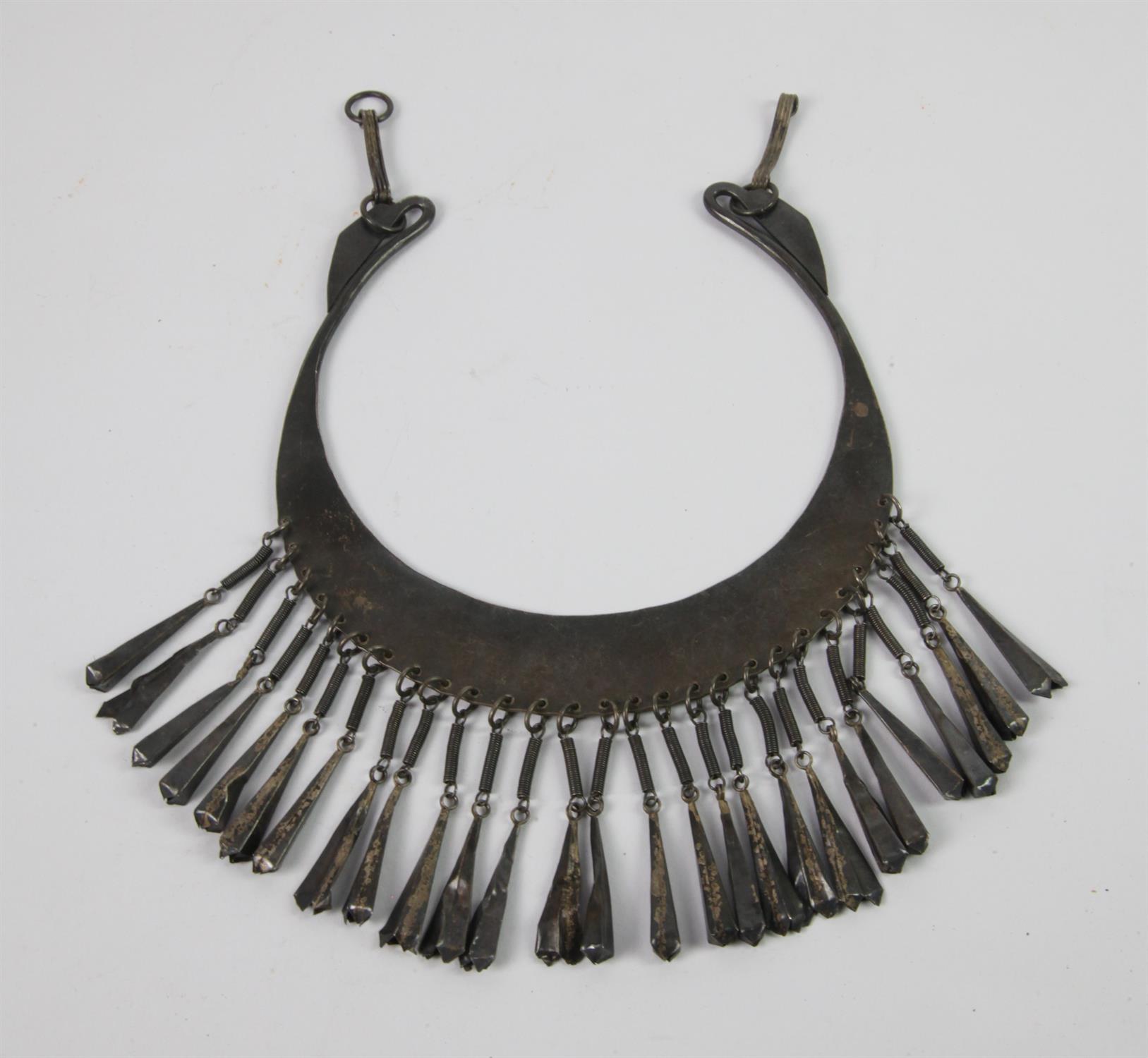 Three necklaces, including a collar necklace with tassel detail and an articulated collar necklace - Image 4 of 4