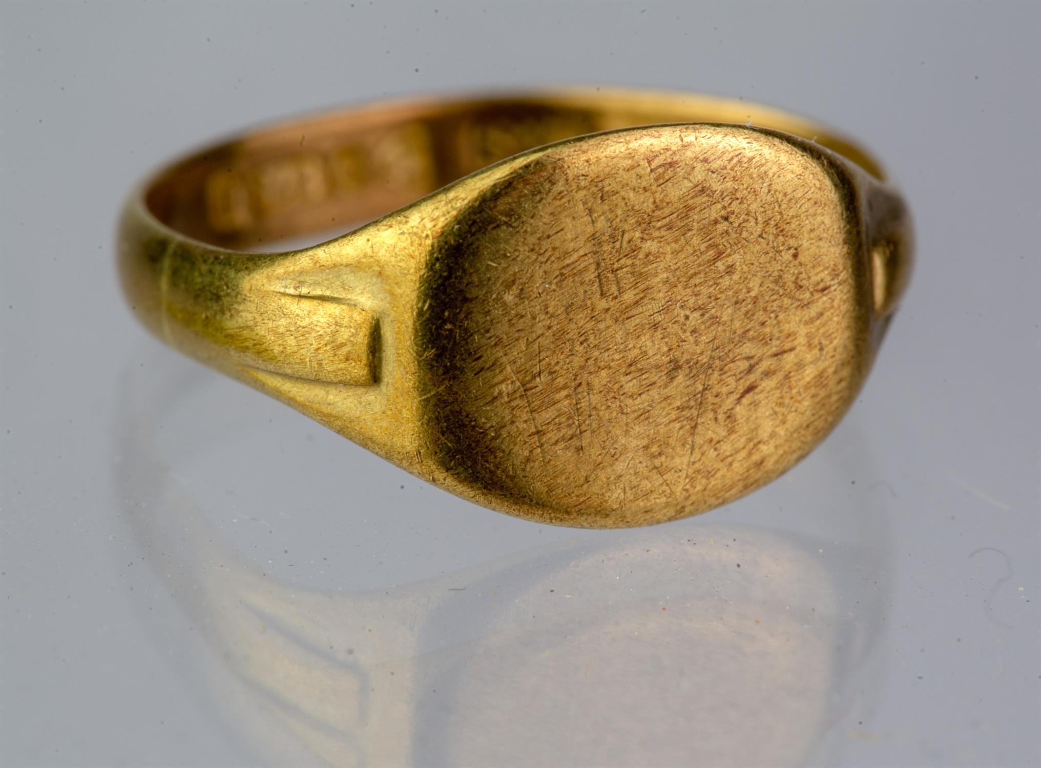 Gold signet ring, hallmarked 9ct, Chester, 1938, size O½, 2.35 grams,