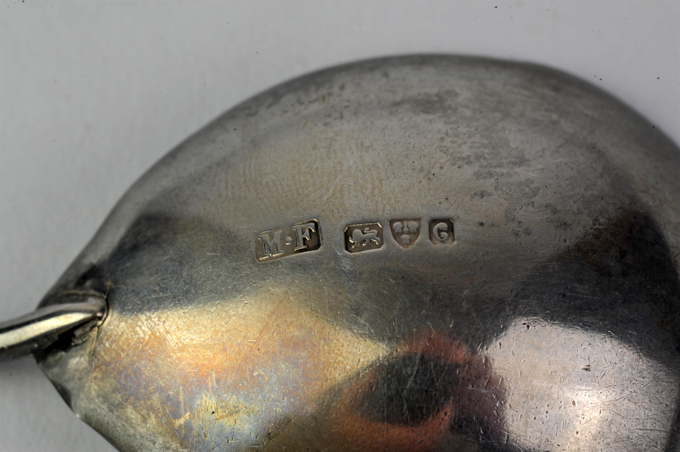 Silver Irish themed caddy spoon where handle is formed of clover leaves, Chester 1903 - Image 4 of 4