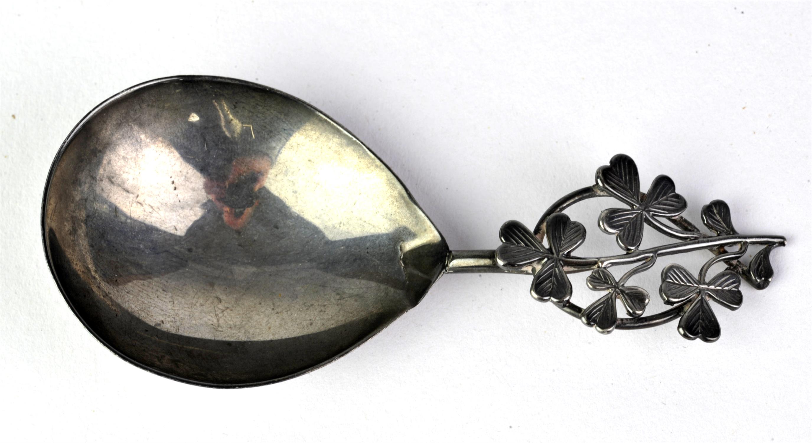 Silver Irish themed caddy spoon where handle is formed of clover leaves, Chester 1903 - Image 2 of 4