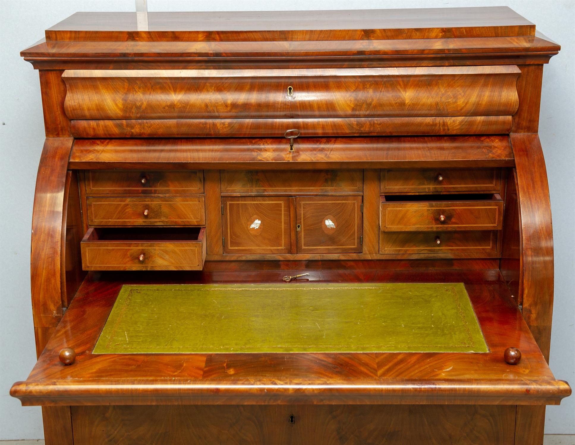 Continental flame mahogany veneered roll top bureau, 19th Century, with a frieze drawer over roll - Image 4 of 4