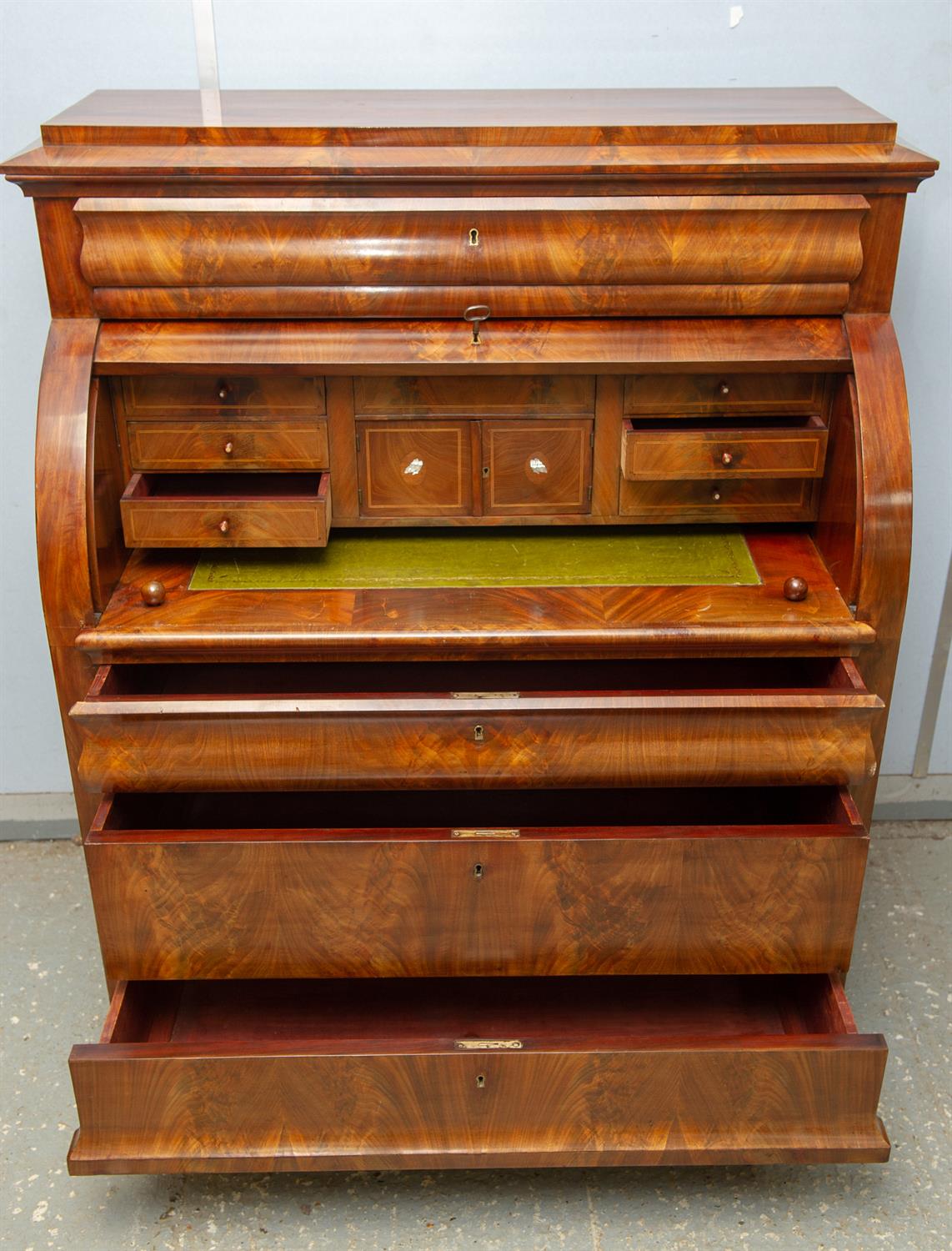 Continental flame mahogany veneered roll top bureau, 19th Century, with a frieze drawer over roll - Image 3 of 4