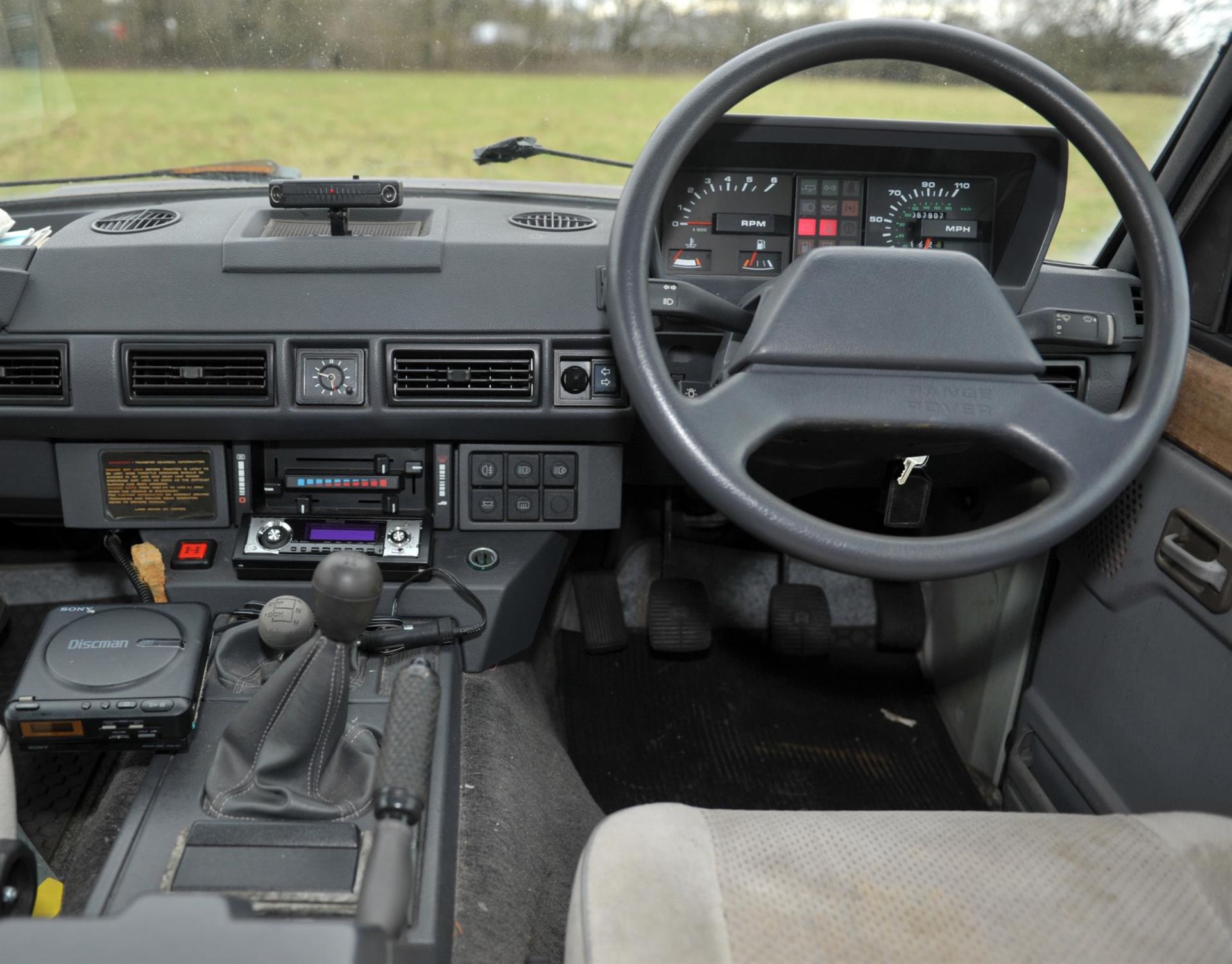 Range Rover Vogue V8 EFI in brown. Registration D555 CPB. Manual gearbox. Currently a non starter. - Image 8 of 15