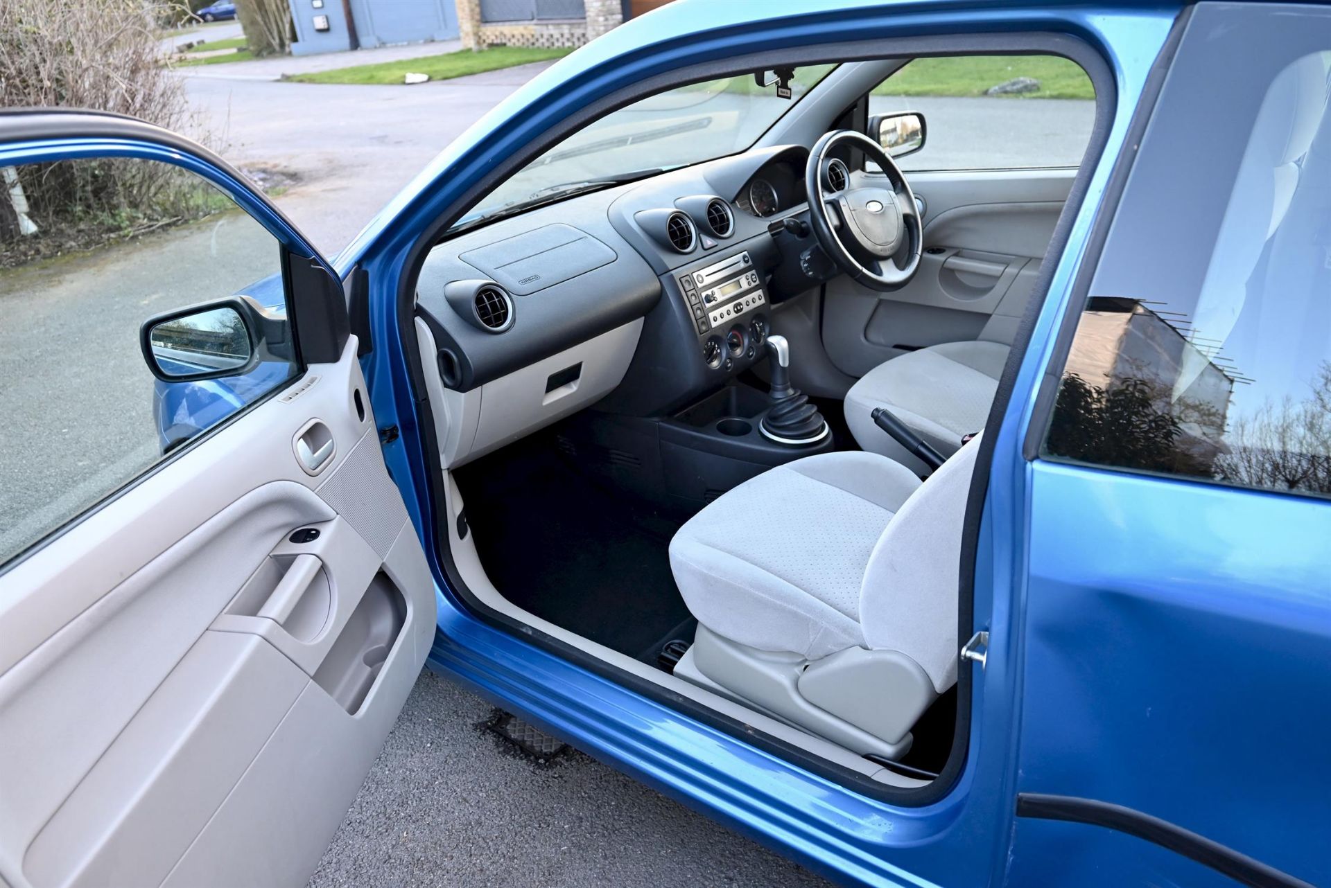 2004 Ford Fiesta 1.4 Ghia 3-door hatchback. Registration number: EO54 JNK. Metallic Aquarius Blue, - Image 2 of 16