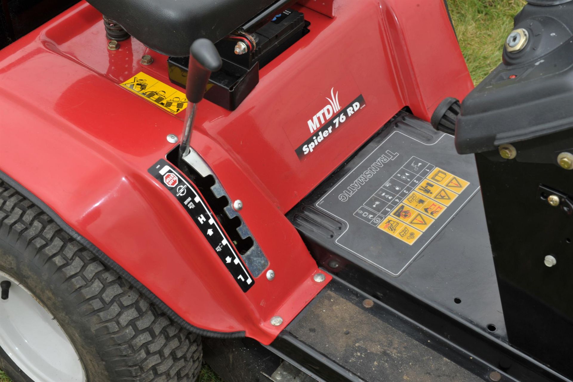 MTD Spider 76 RD Ride on Garden lawn mower. It comes with a grass collection box. - Image 8 of 14