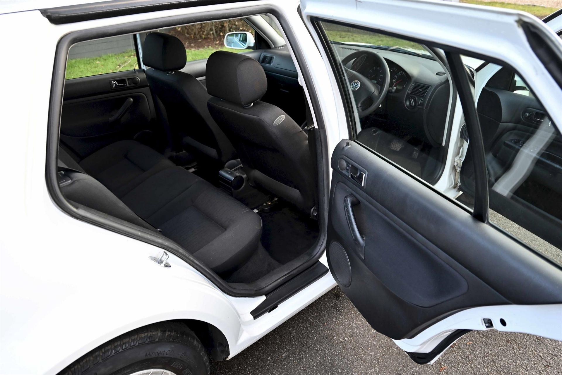 2001 VW Golf 1.6 S Auto 5-door Hatchback. Registration number AJ51 OBZ. White with black cloth - Image 11 of 14