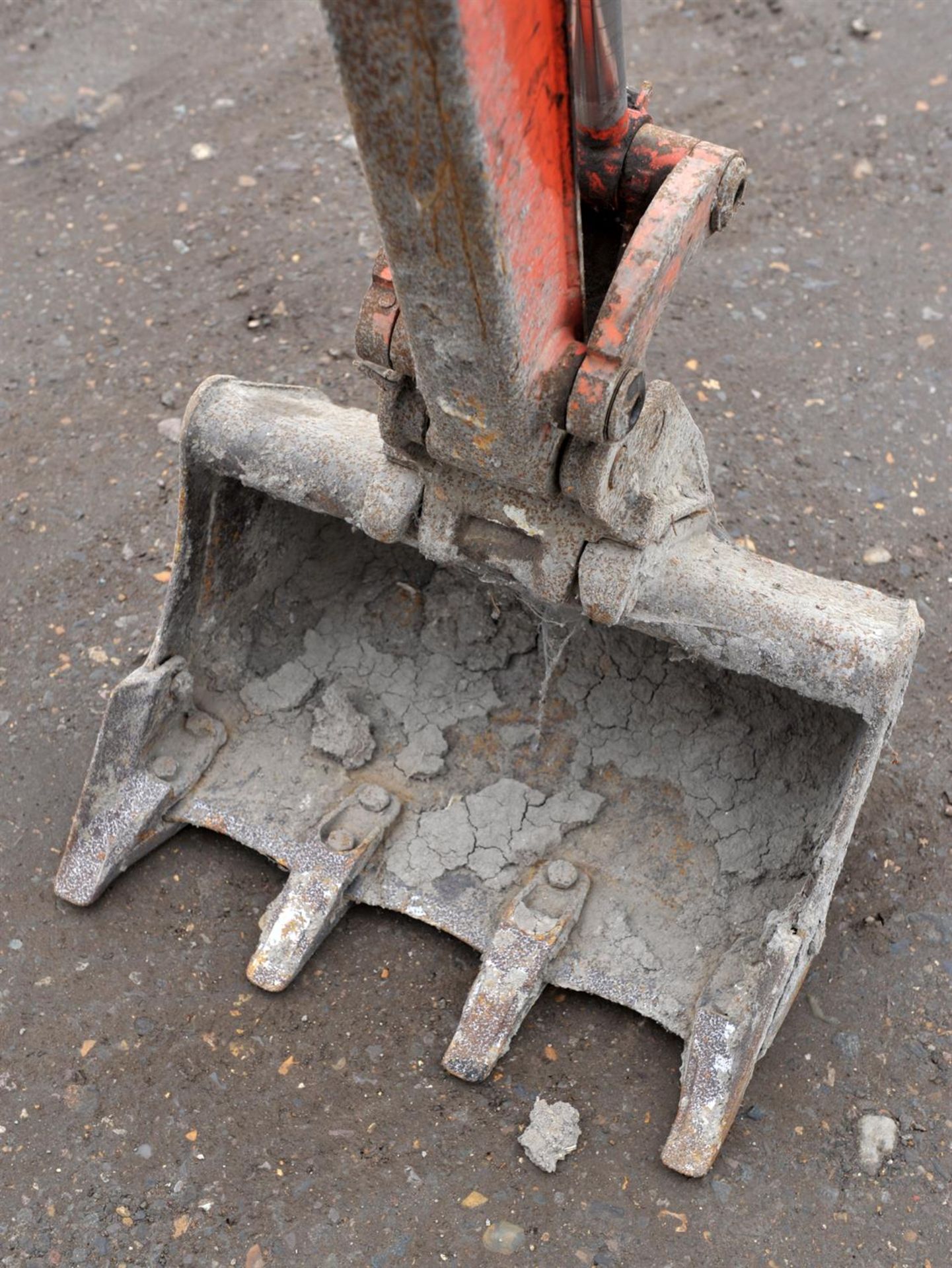 Kubota 1.5 ton digger KX413S. This mini digger comes in working order with its 3 digger buckets it - Image 9 of 10