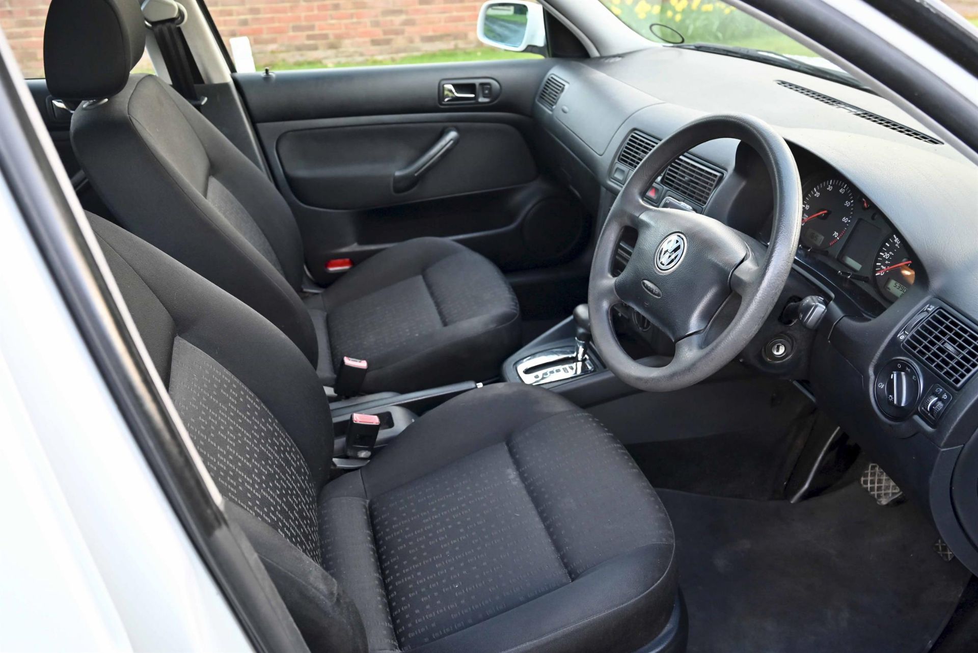 2001 VW Golf 1.6 S Auto 5-door Hatchback. Registration number AJ51 OBZ. White with black cloth - Image 10 of 14