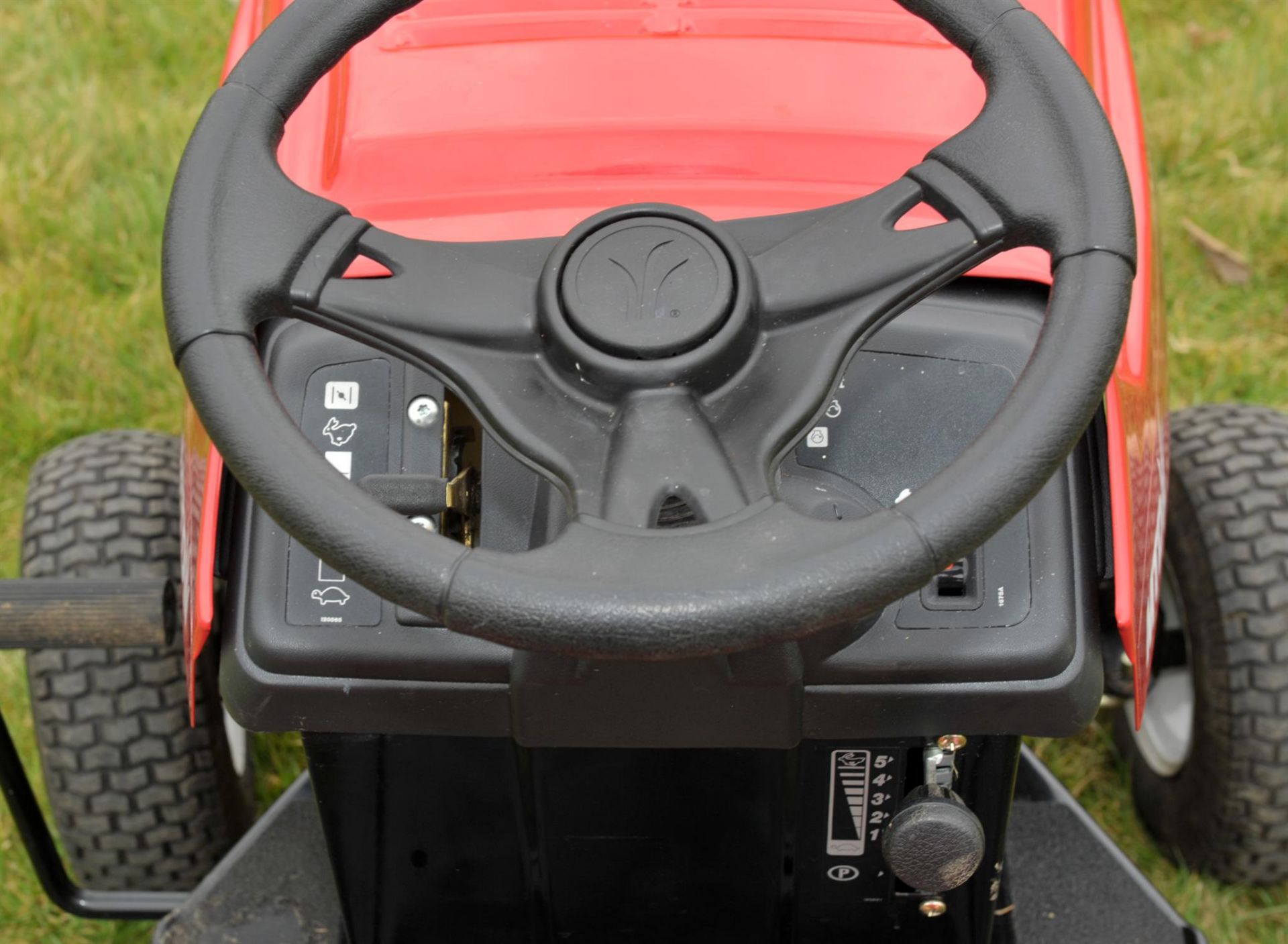 MTD Spider 76 RD Ride on Garden lawn mower. It comes with a grass collection box. - Image 10 of 14