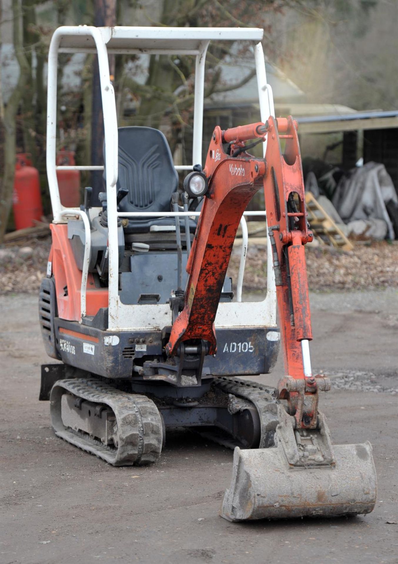 Kubota 1.5 ton digger KX413S. This mini digger comes in working order with its 3 digger buckets it - Image 2 of 10