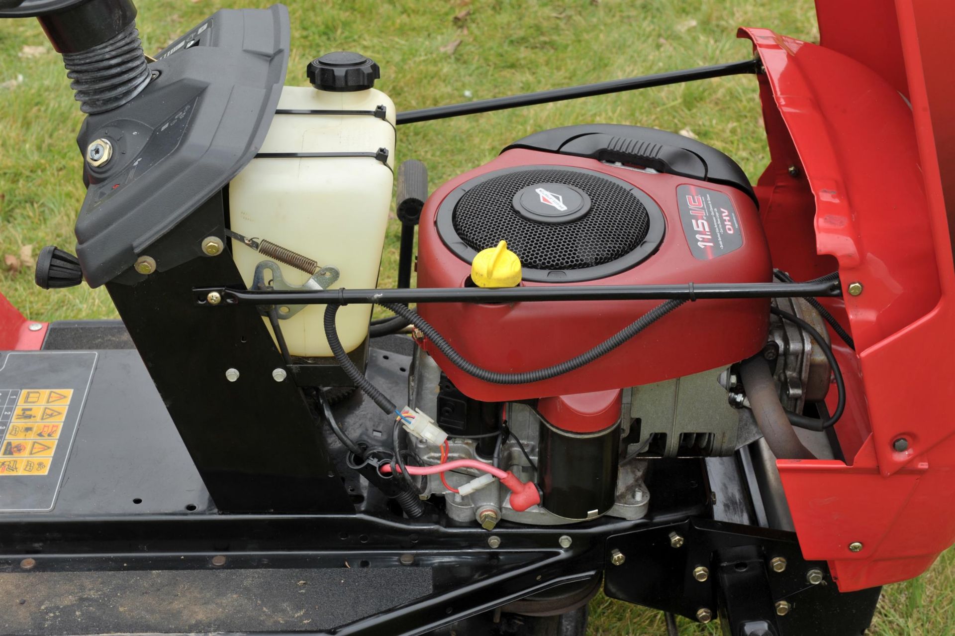 MTD Spider 76 RD Ride on Garden lawn mower. It comes with a grass collection box. - Image 9 of 14