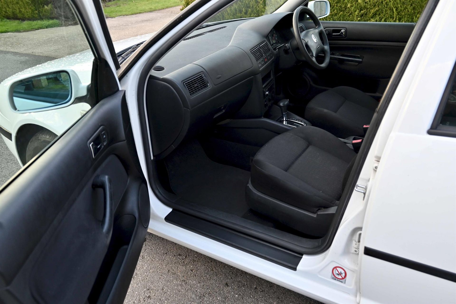 2001 VW Golf 1.6 S Auto 5-door Hatchback. Registration number AJ51 OBZ. White with black cloth - Image 7 of 14